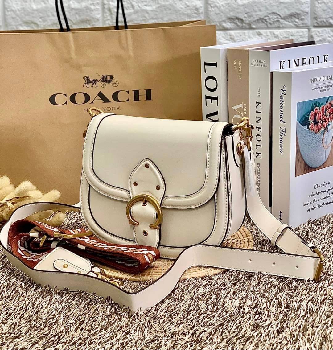 สวย หรู แถมสุดคุ้มกันเลยจร้าา💋 COACH BEAT SADDLE BAG ((C3837//C0749)) พร้อมส่งที่ไทยอีกครั้ง ห้ามพลาดค่าา!! กระเป๋าสะพายครอสบอดี้ร์ วัสดุหนังแท้ชั้นดีที่สุด! หนังสวย บวกกับอะไหล่แบรนด์ที่ดูเด่นคลาสสิคตรงด้านหน้าค่ะ เปิดปิดกระเป๋าแบบกดล็อค ภายในสาม