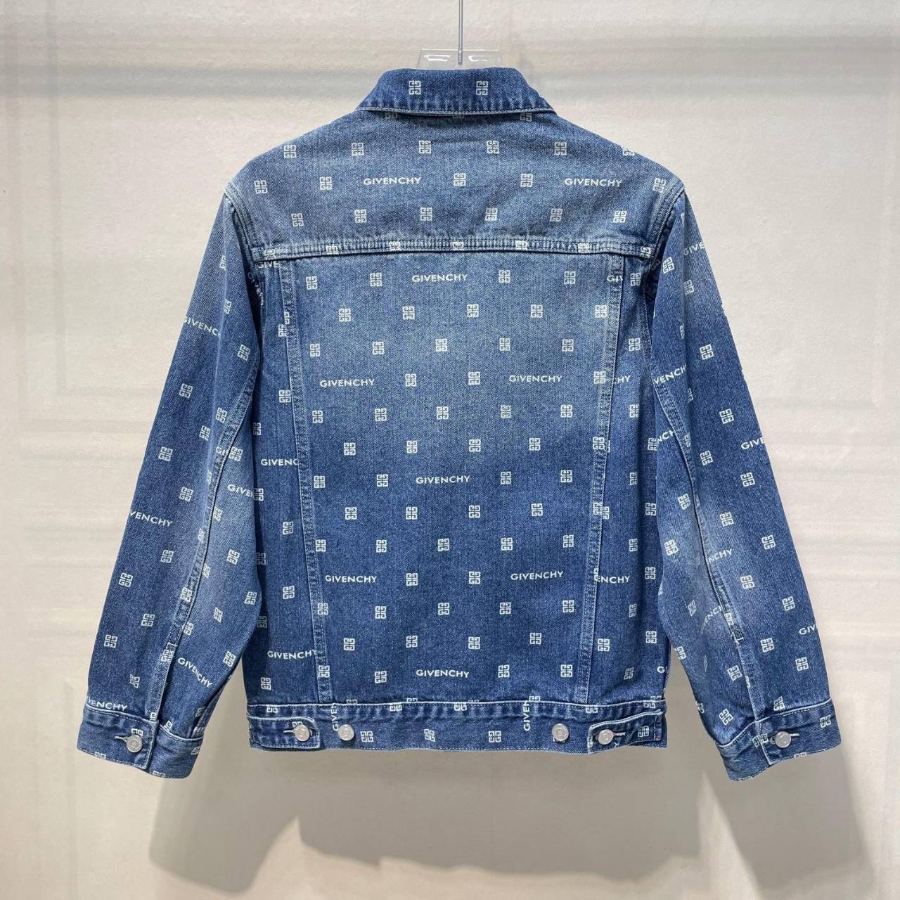 GIVENCHY Jacket / GIVENCHY Logo-print denim jacket เกรดออริจินอล มีป้ายแท็กที่คอเสื้อ ใส่ได้ทั้งผู้หญิงผู้ชาย พร้อมส่งที่ไทย ภาพสินค้าถ่ายจากงานขายจริง ใช้งานต่างประเทศได้