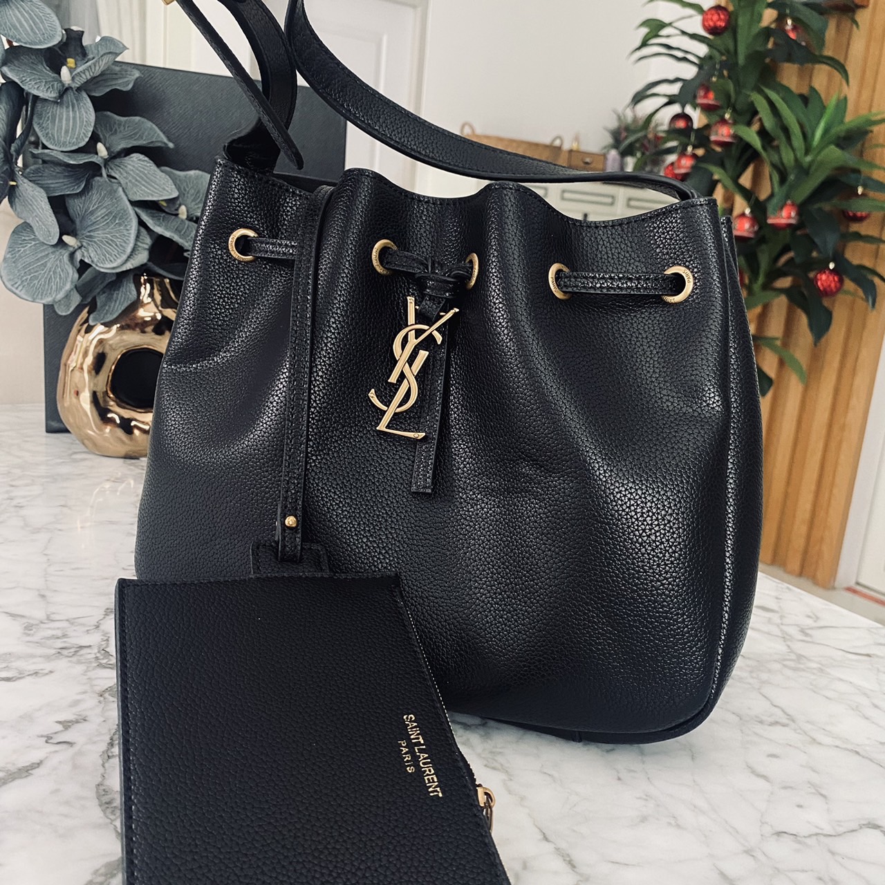 YSL PARIS VII flat hobo bag / YSL Bucket Bag กระเป๋าสะพายทรงโฮโบบัคเก็ต งานหนังเต็มใบ ฟังก์ชั่นสุดเลิศพร้อมเชือกรูด ดีไซน์รูปทรงใช้งานง่าย -- [รับตัวแทนกระเป๋า]