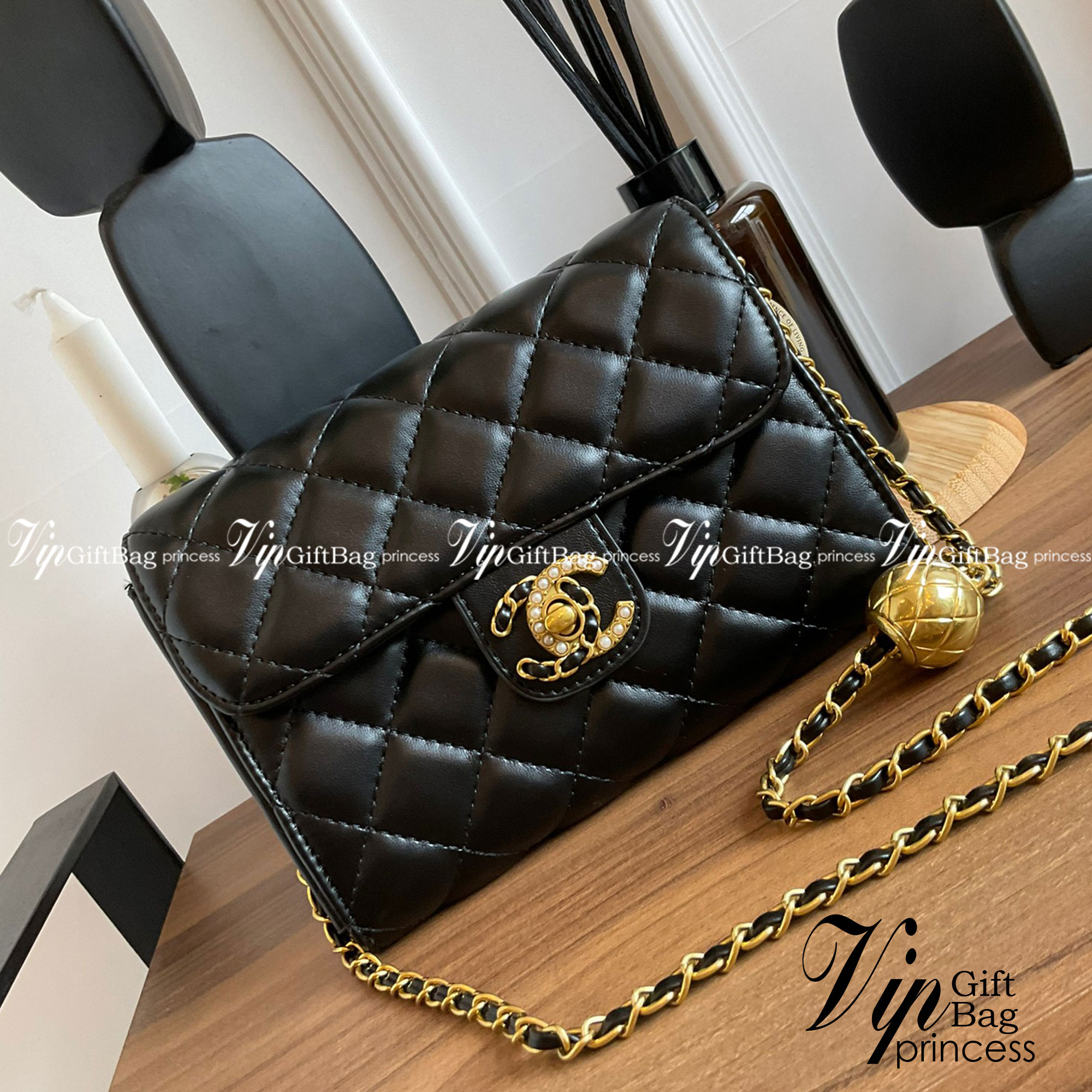 Chanel Golden Ball Flap Bag / CHANEL WOC VIP GIFT CROSSBODY CHAIN BAG กระเป๋าทรงสะพายข้าง ที่กำลังมาแรงมาในตอนนี้ ตัวกระเป๋าเป็นกระเป๋าสตางค์หนังพียูพรีเมี่ยม อะไหล่ทองวินเทจทั้งใบ ด้านหน้าประดับโลโก้พร้อมมุก CC สุดหรู เปิดปิดด้วยตัวหมุนล็อค แบ่งช่องใส่ขอ