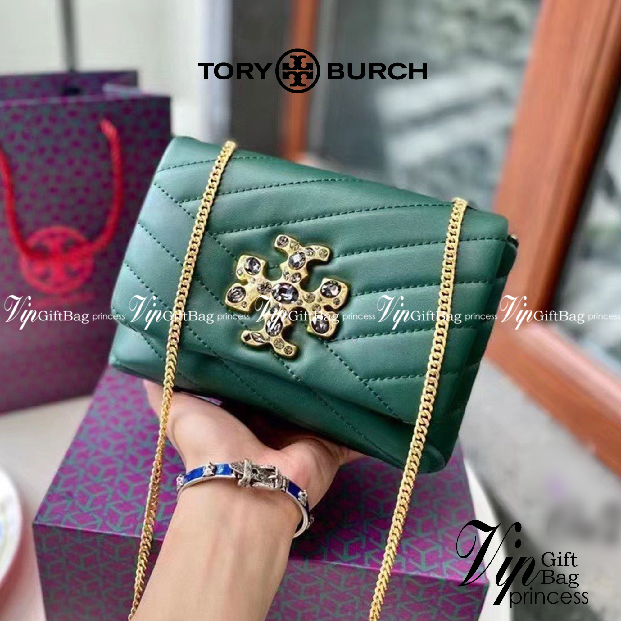 TORY BURCH KIRA CHEVRON EMBELLISHED LOGO MINI BAG ตามคำเรียกร้องจ้า!! ไซส์มินิ สะดวกใช้ พกพาง่าย สไตล์คุณหนู!! กระเป๋าสะพายข้าง ดีไซน์ทรงคลาสสิค โดดเด่นด้วยโลโก้ดีไซน์ประดับเม็ดสี เพิ่มมูลค่าและดึงดูดสายตามากขึ้น วัสดุหนังแกะ สัมผัสนิ่มมือ เปิด-ปิดด้วยกระ