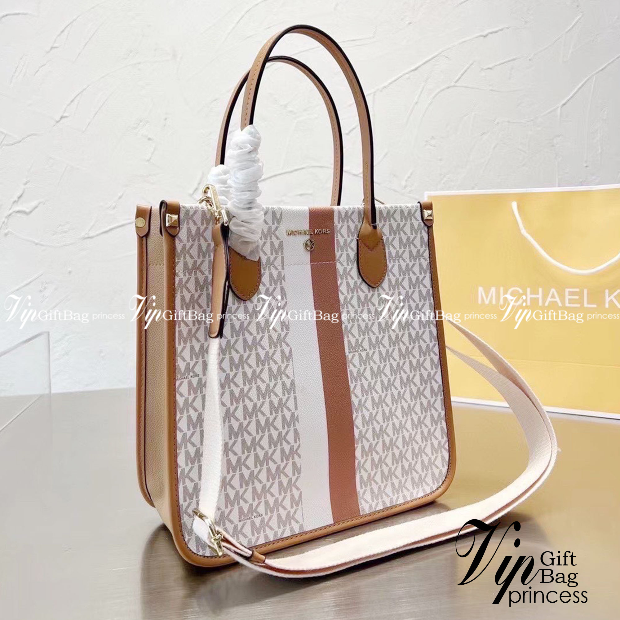 Michael Kors Heidi Tote / Michael Kors Bolsa tote Heidi monogram / MK Tote กระเป๋าสะพายทรง tote มาใหม่ MK หนังพิมพ์ลายแบรนด์ ภายในโล่งกว้าง จุของได้เยอะมาก อะไหล่ปั้มทุกจุด แมทง่ายได้ทุกลุค ภาพถ่ายจากงานขายจริง ใช้งานต่างประเทศได้