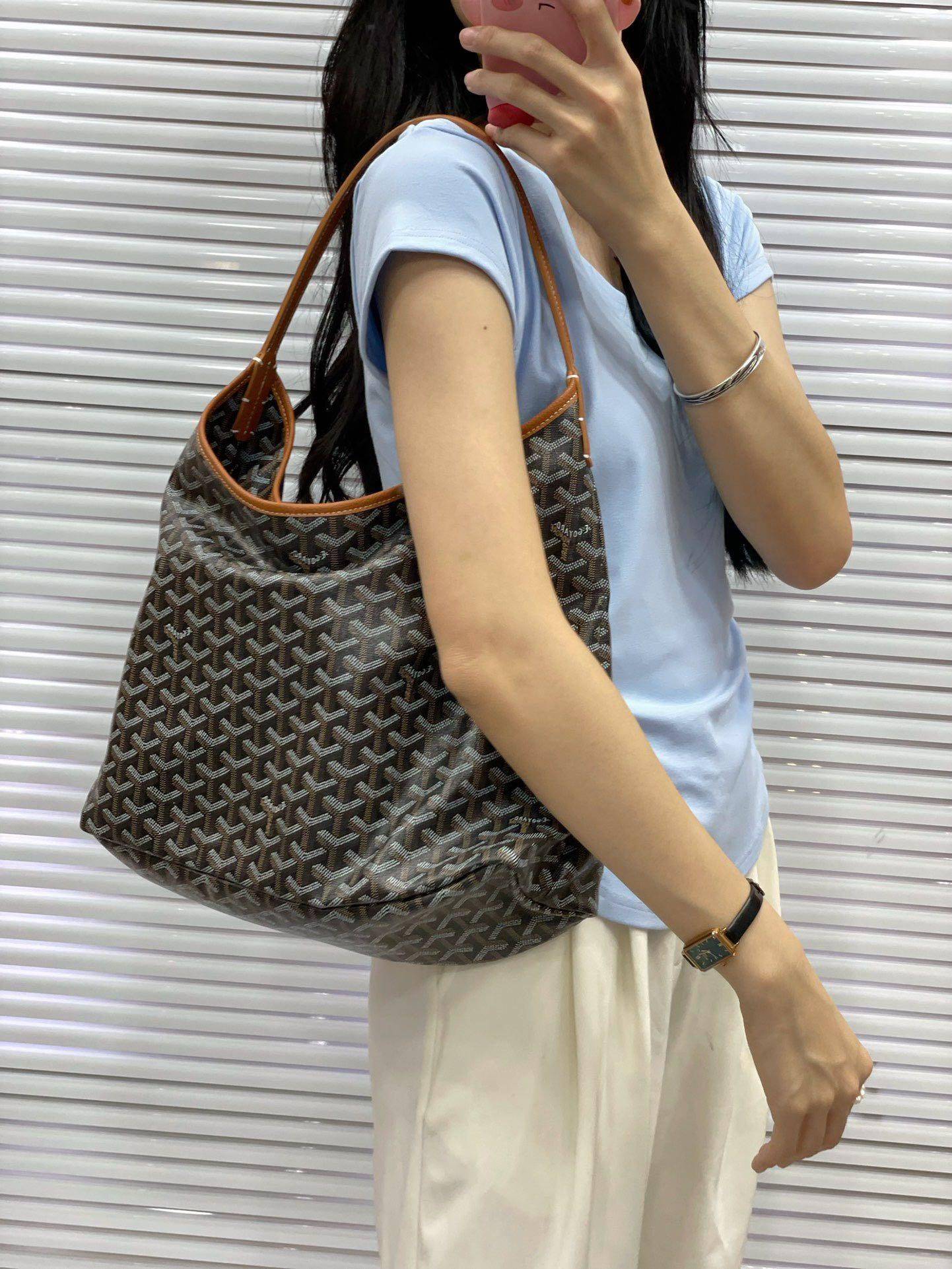 GOYARD BOHEME HOBO BAG / GOYARD HOBO กระเป๋าสะพายทรงโฮโบ ใบใหญ่จุใจ!! มาครบสีขายดี เลิศทุกสี รูปทรงคลาสสิค ดีไซน์เป็นเอกลักษณ์ วัสดุหนังแคนวาสพิมพ์ลายสวยคม ปากกระเป๋ามีซิปเปิด-ปิดกันของหล่นได้ ภายในโล่งกว้างมาก มาพร้อมสายคล้องในตัว ทนทาน สะพายสวยๆได้ทุกวั