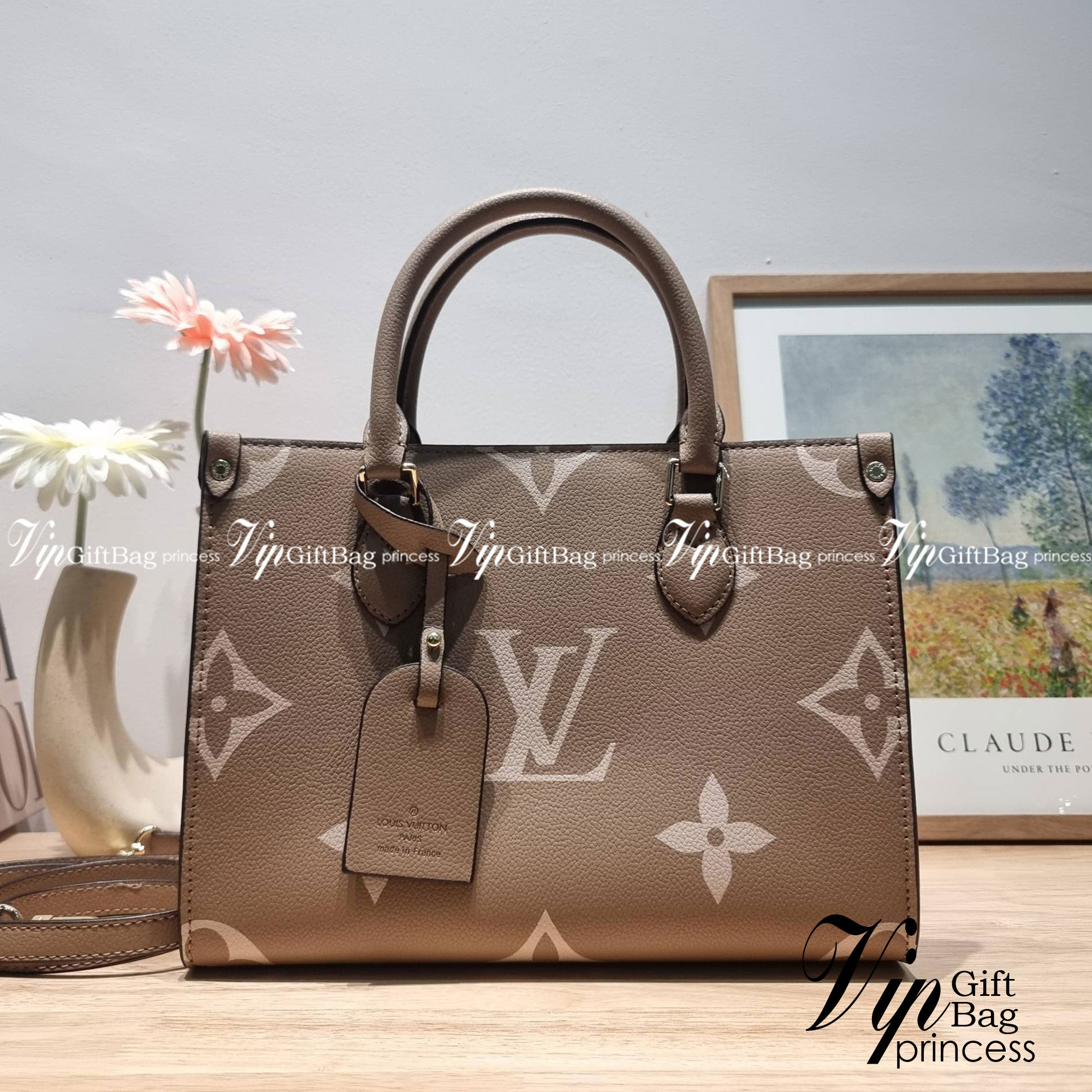 LV Onthego / LV crossbody tote bag กระเป๋าทรงโท้ทเวอร์ชั่นดั้งเดิม ที่คลาสสิค ผู้ดี หรูหรา โทนสีใช้งานง่าย ได้ทุกลุค ทุกสไตล์ วัสดุหนังลูกวัว ผิวลายเกรน มาพร้อมหูจับในตัว คล้องแขนก็ดูแพง หรือจะเกี่ยวสายครอสสะพายก็อัพลุคได้เลย ภายในโล่งกว้างมาก มีอะไหล่เกี