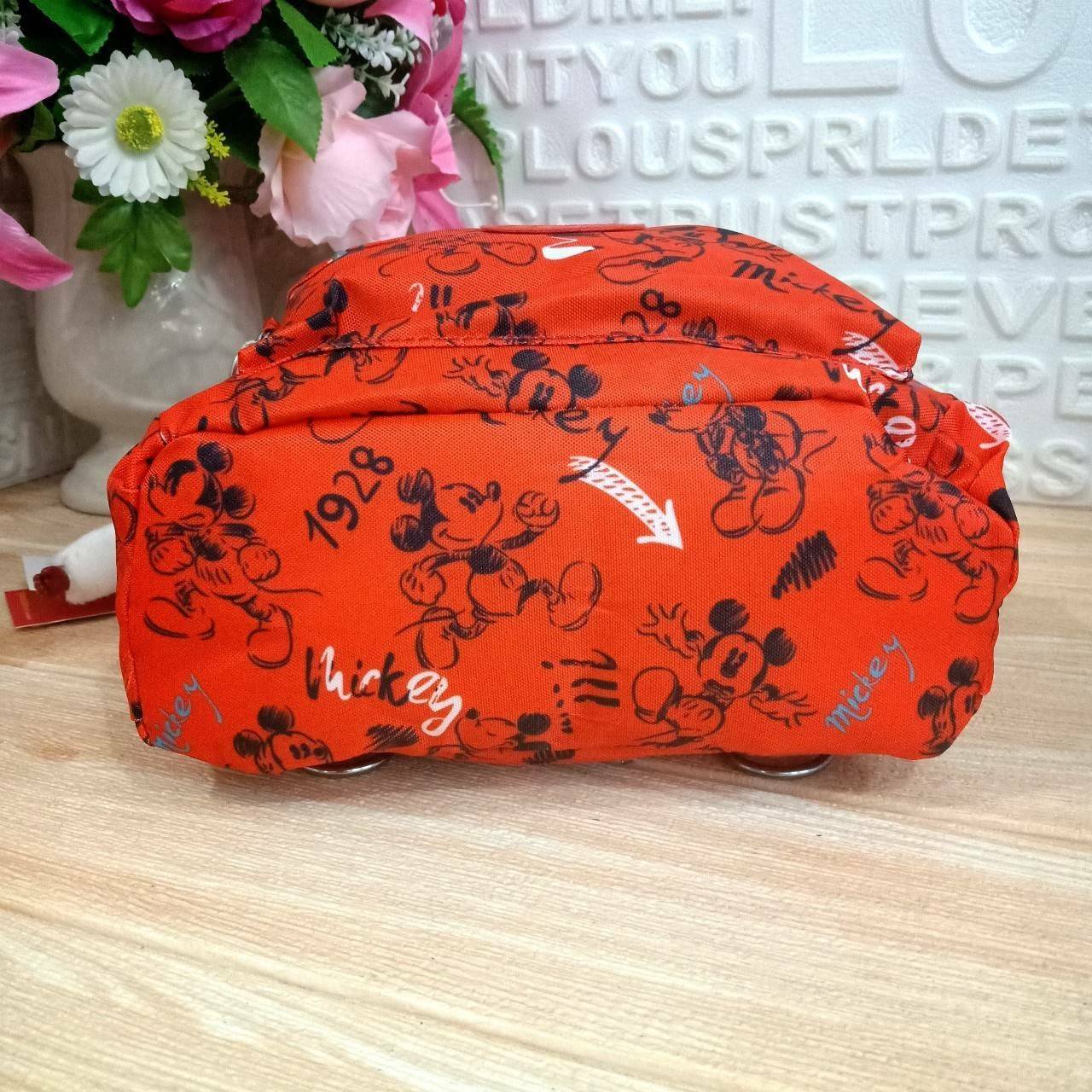 KIPLING 3 WAYS MINI BACKPACK ซับในตาราง 👍กระเป๋าสะพายรุ่นใหม่วัสดุ Nylon & Polyester 100% 👍หูหิ้วมีลายปั้มแบรนด์ 👍สายสะพายยาวเลื่อนปรับได้ถอดได้ 👍สามารถถือหรือสะพายได้ จะสะพายไหล่ สะพายเฉียง Crossbody หรือจะคล้องสายเป็นเป้ส