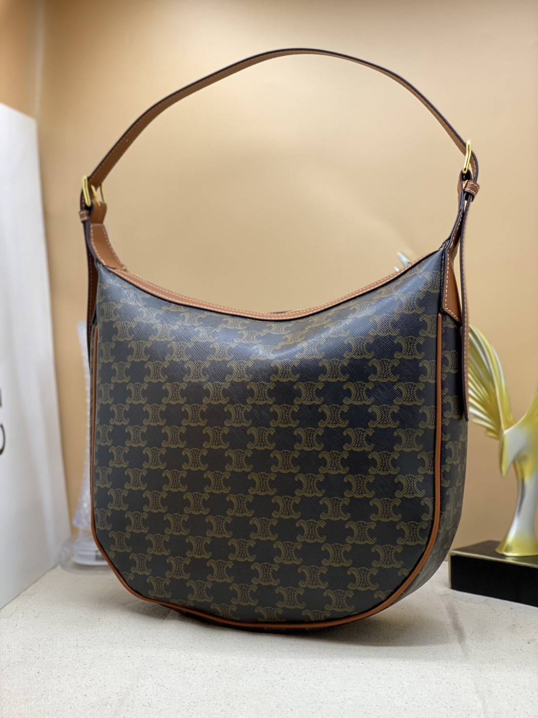 CELINE HOBO / CELINE HELOISE BAG IN SUPPLE CALFSKIN ไปตามตาลิซกัน ^^ เดอะเบสท์เซลเลอร์ต้องยกให้ กับกระเป๋าสะพาย ฟังก์ชั่นสุดเลิศ จุของได้เยอะ ดีไซน์รูปทรงใช้งานง่าย