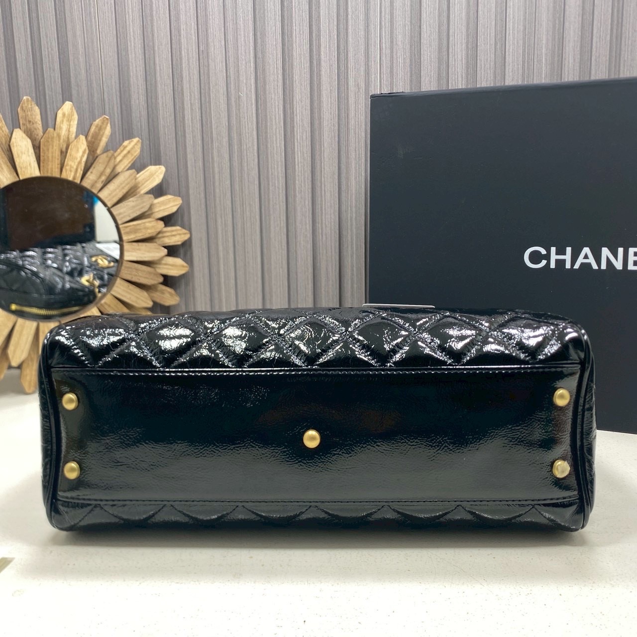 ORI หนังแท้ | Chanel Large Bowling Bag Crumpled Leather / Chanel Keepall Bag กระเป๋าถือ กระเป๋าสะพายรุ่นใหม่ล่าสุด ดีไซน์หนังยับเงา ในคอลเลกชัน Métiers d’art ปี 2024/25