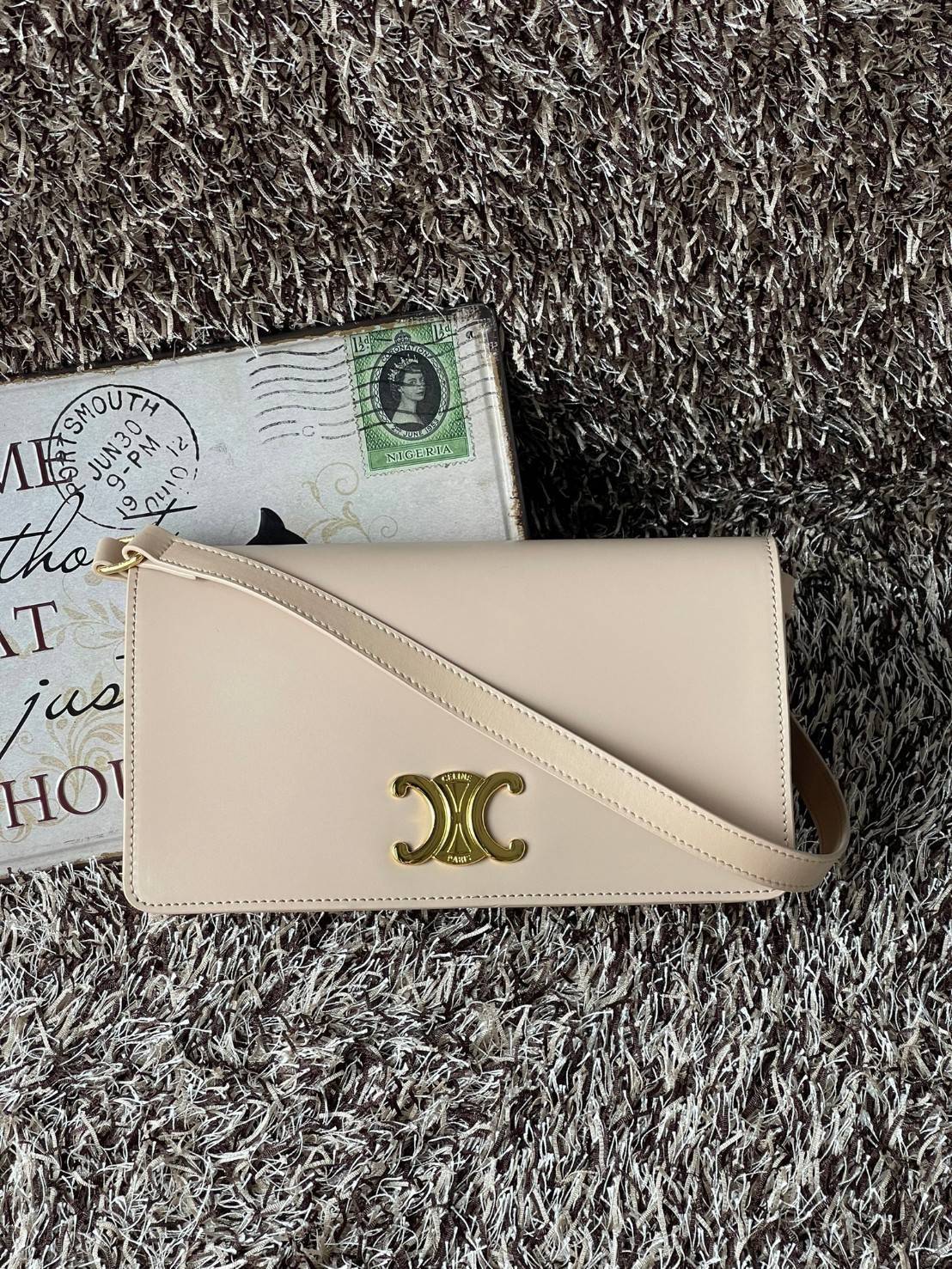 CELINE TRAPEZE TRIOMPHE BAG ดีไซน์เรียบหรู Timeless โดดเด่นมีเอกลักษณ์ ใช้ได้หลายโอกาส แมทช์กับการแต่งตัวง่าย จึงครองใจสาว ๆ ได้ไม่ยาก โดยเป็นกระเป๋าสะพายไหล่ที่อัดแน่นด้วยกลิ่นอายความคลาสสิกและหรูหราตามแบบฉบับของ Celine ด้านหน้าตกแต่งด้วยโลโก้สีทองโดดเด่