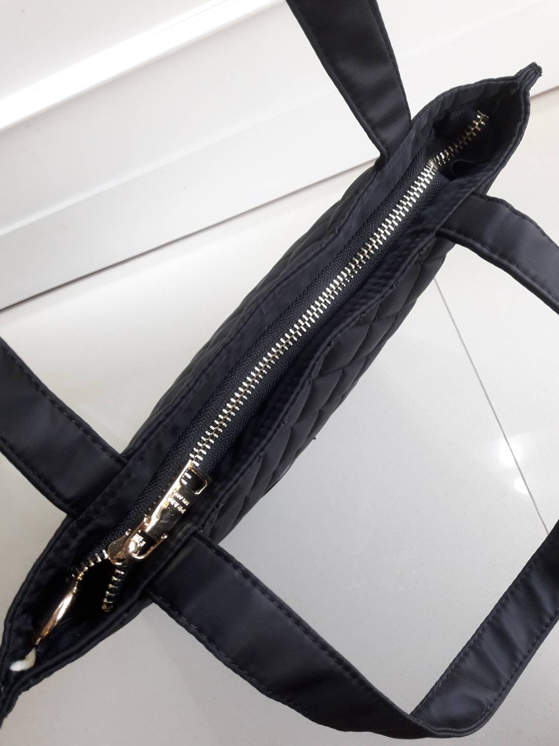 งานขายดีคะ ♡♡ กระเป๋าสะพาย/ทรง TOTE Bag จากแบรนด์ PRADA ตัวกระเป๋าเป็น nylon ทั้งใบ เป็นลายตารางขวางทั้งสองฝั่ง มีสายยาวสะพายได้ ด้านหน้าเป็นลายหมี ปักกลิ้ตเตอร์ อะไหล่ทองหรูมาก จุของคุ้ม ใส่หนังสือ หรือ MacBook ใส่Ipad tablet ได้หมดระ สวยคุ