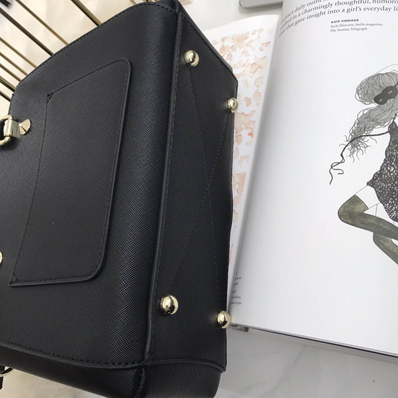 รุ่นขายดีที่สุด 👍 จากแบรนด์ KEEP รุ่น Elegance รอบนี้เข้ามา 2 size ให้เลือกเลยค่า **จุดเด่นที่ >หนังคุณภาพ ลายหนัง saffiano > ถือสะพายเข้าง่ายกับทุกชุด >ทรงสวยมากคะ ขนากกระเป๋ากำลังดีคะ ใส่ กปต ยาว มือถือได้ทุกรุ่น > มีช่องย่อยแบ่งเก็บ