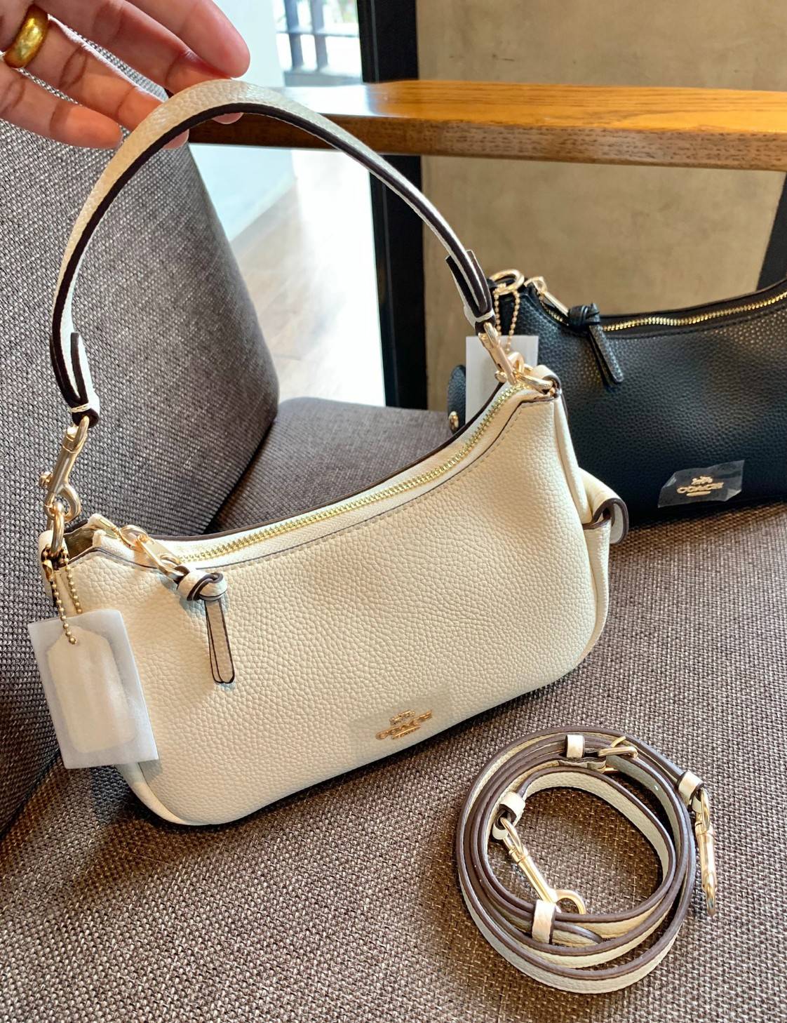 น้องออกใหม่ล่าสุดสวย หักใจไม่ลงเลยค่าา😘 COACH PENNIE SHOULDER BAG ((C7222)) พร้อมส่ง สีใหม่ล่าสุด ยังไม่มีในช๊อปไทยค่าา กระเป๋าหิ้ว//สะพายข้างได้ สุดคุ้ม! หนังแท้ชั้นดี ลายหนังสวย นิ่มมือดีมากๆค่ะ ปากกระเป๋าแบบซิปมีหนังห้อยเพิ่มความเก๋ ภายในกระเป๋
