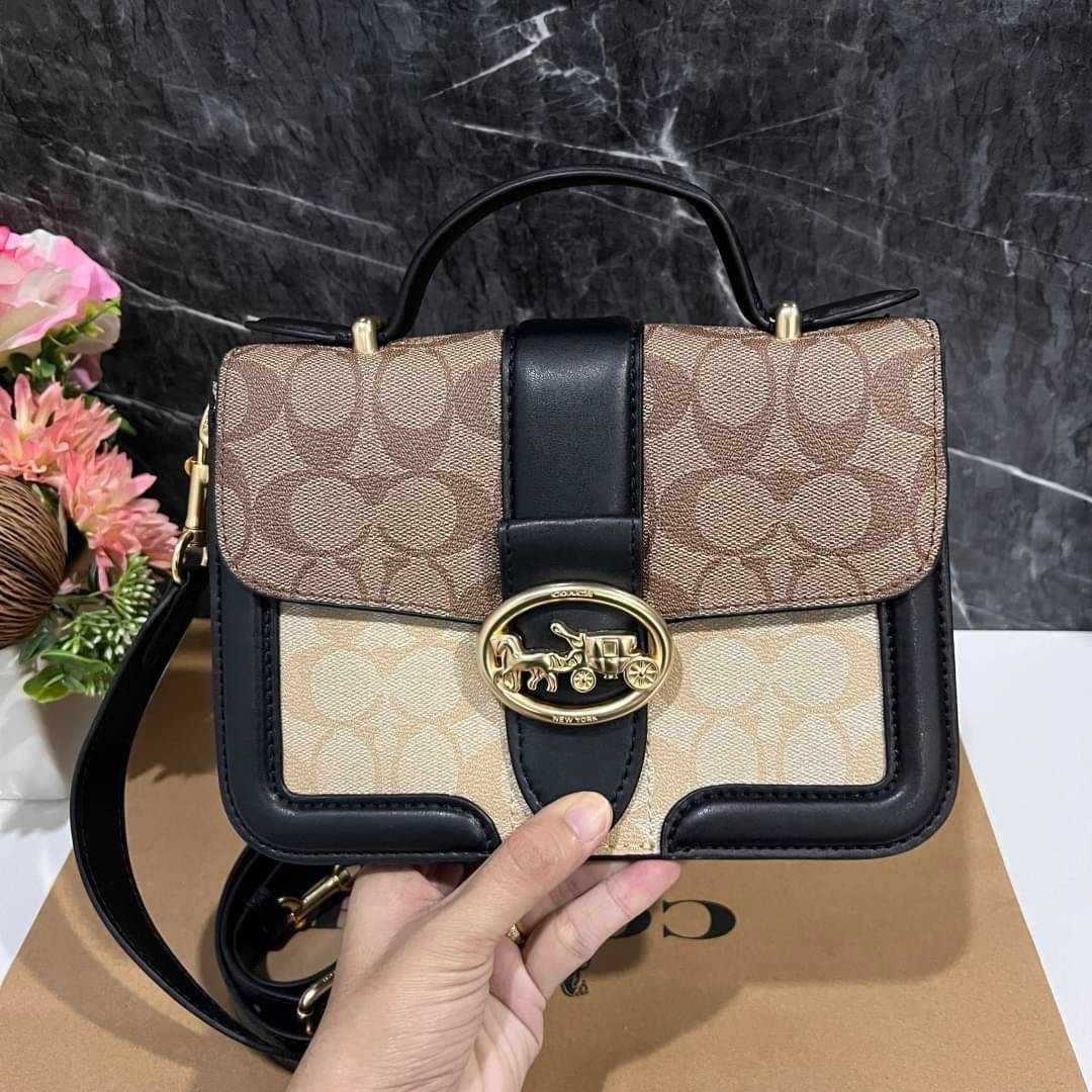COACH SMALL GEORGIE TOP HANDLE IN BLOCKED SIGNATURE CANVAS ((6504//0468//6192//6015)) compact body portable shoulder bag 🌈ห้ามพลาด รุ่นแนะนำค่าา! พร้อมส่งทันที! กระเป๋าหิ้ว//สะพายข้างได้ วัสดุหนังแท้ 🔺หนึ่งใบทำลายหนังผสมกัน3แบบได้ลงตัวสวยง