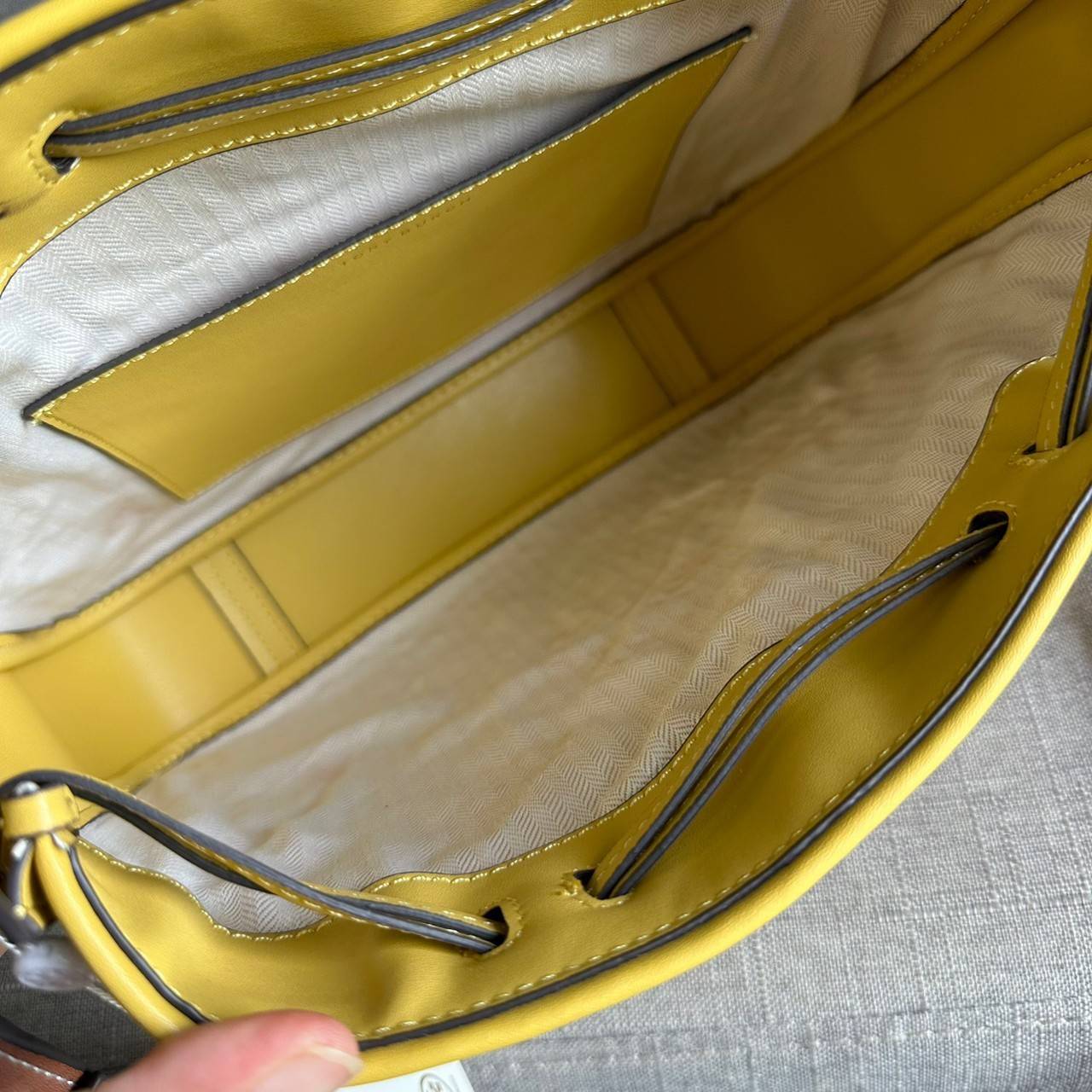 TORY BURCH T Monogram Straw Bell Bag กระเป๋าสะพายข้างรุ่นคลาสสิกที่ได้แรงบันดาลใจจากการควิลท์แบบดั้งเดิมของเพนซิลเวเนีย คอลเลกชันบ่งบอกถึงความมีสไตล์เหนือกาลเวลา รูปทรงเรียวโดดเด่น ปักทอลายแบรนด์อย่างสวยงาม เปิด ปิดด้วยเชือกรูด ด้านในช่องโล่งกว้าง ซับในผ้