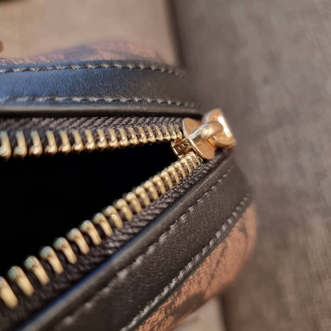 COACH F83607 ROWAN SATCHEL IN SIGNATURE CANVAS กระเป๋าทรงหมอนยอดฮิต คลาสสิคใช้งานได้ไม่มีเบื่อ มาครบสีขายดี ด้วยรูปทรงสวยงาม และใช้งานได้อย่างกระฉับกระเฉง วัสดุหนังแคนวาสเคลือบลาย ทนทาน ภายในโล่งกว้าง มีช่องซิปและแบ่งสัดส่วนได้ลงตัว บอกเลยว่าสาวๆพลาดไม่ได