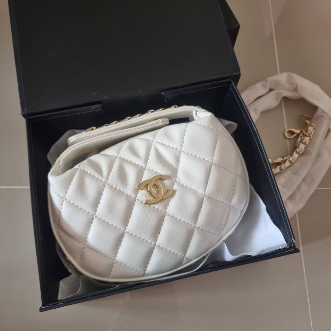 Chanel Pouch Hot item 2023 กระเป๋าสะพายกึ่งพอช ใบเล็กน่ารักน่าใช้ ถือไปไหนก็อัพลุคปัง วัสดุหนังแกะ สัมผัสนิ่มมือ หูจับในตัว ปรับได้อีกเล็กน้อย มาพร้อมสายสะพายโซ่