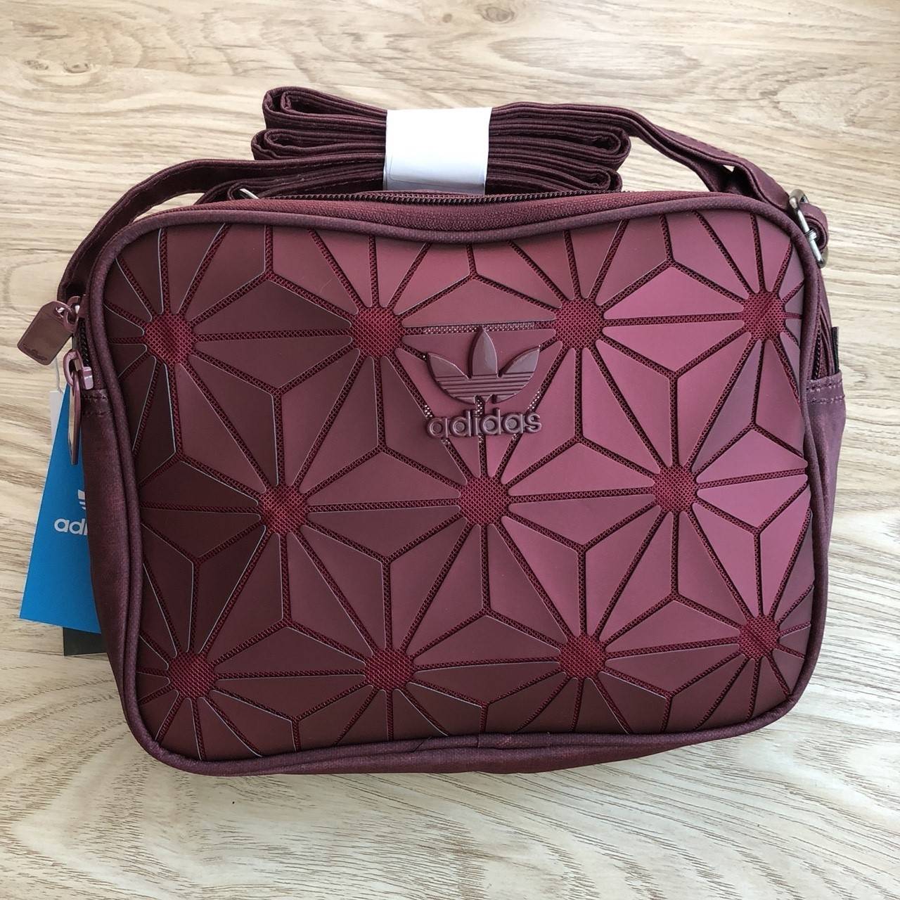 Adidas mini Airline bag กระเป๋าสะพายข้างแนว sport วัสดุด้านหน้าเนื้อ matte ผสมหนังนิ่มค่ะ น้ำหนักเบา ด้านหน้าติดโลโก้แบรนด์ เปิดปิด กระเป๋าแบบซิป ภายในโล่ง ใส่ของจุพอประมาณค่ะ มีช่องซิป หนึ่งช่อง ด้านหลังมีอีก 1 ช่องซิป:สายสะพายปรัยได้ freesize ขนาดกำลังด