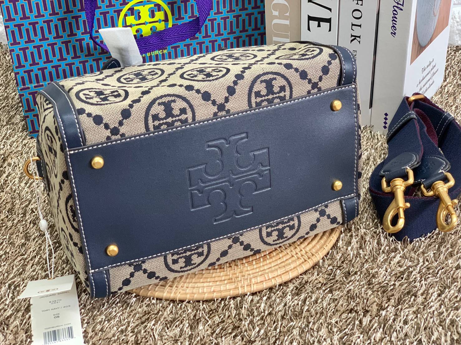 สวยก่อนใครแน่นอนค่ะนาทีนี้💋 💥รุ่นที่กำลังฮิตมากตอนนี้ของเหล่าคนดังใน ตปท.! TORY BURCH T MONOGRAM JACQUARD BARREL ((ใบใหญ่)) พร้อมส่งที่ไทยทันที! กระเป๋าทรงหมอนจาก Tory burch วัสดุ jacquardทอลายแบรด์+หนังแท้ ได้สวยงามหรู ดูคลาสสิคมากๆค่ะ เป