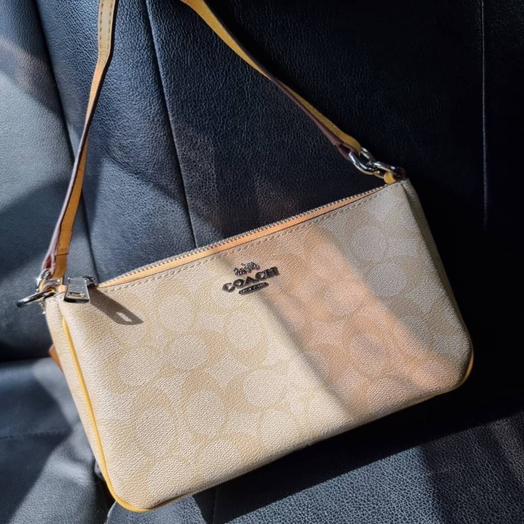 COACH F58321 TOP HANDLE POUCH อีกรุ่นฆ่าไม่ตาย!! 😎 ขายดีขายหมด ขายรวยขายปังๆ!! กระเป๋าพอชจากโค้ช ทรงใช้งานง่าย สะดวก กะทัดรัด วัสดุหนังแคนวาสเคลือบคุณภาพดี มาพร้อมสายคล้องในตัว และสายสะพาย crossbody ปรับเปลี่ยนได้ตามสไตล์ อีกหนึ่งไอเท็มที่สาวๆต้อง