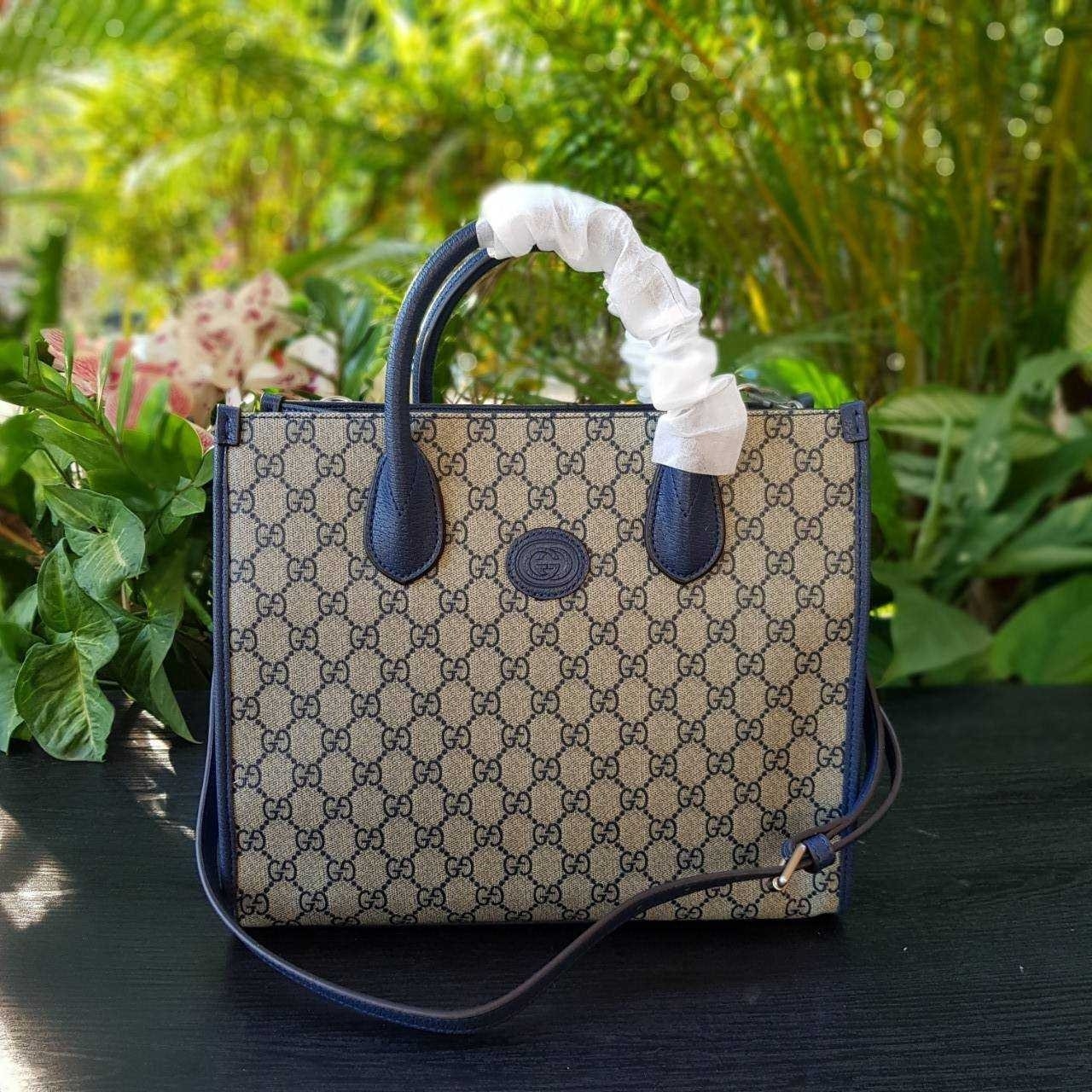 GUCCI Small tote bag with Interlocking G กระเป๋าทรงTOTE ใบใหญ่สุดหรูหรา คลาสสิค จุของได้เยอะ มาพร้อมสายสะพายยาว สามารถถอดเก็บได้ ใช้ได้ทุกโอกาส เป็นอีกรุ่นที่โดดเด่นมากๆ