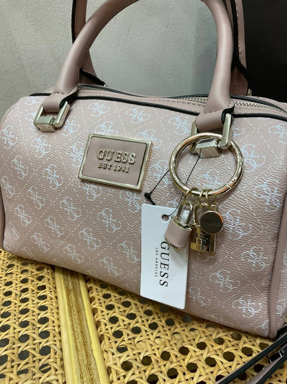 Guess Handbag with Small Shoulder Strap Tyren SG796605 New collection!! Guess ทรงหมอน ขนาดเล็ก ลายซิกเนเจอร์แบรนด์ ทรงหมอนยอดฮิต มีให้เลือก 5 สี สีสวยคลาสสิก เข้ากับง่ายกับทุกชุด ปิด/เปิด ด้วยซิป ภายในโล่งกว้าง แยกเป็นสัดส่วนใช้งาน ซับในตราแบรนด์ ใส่กระเป