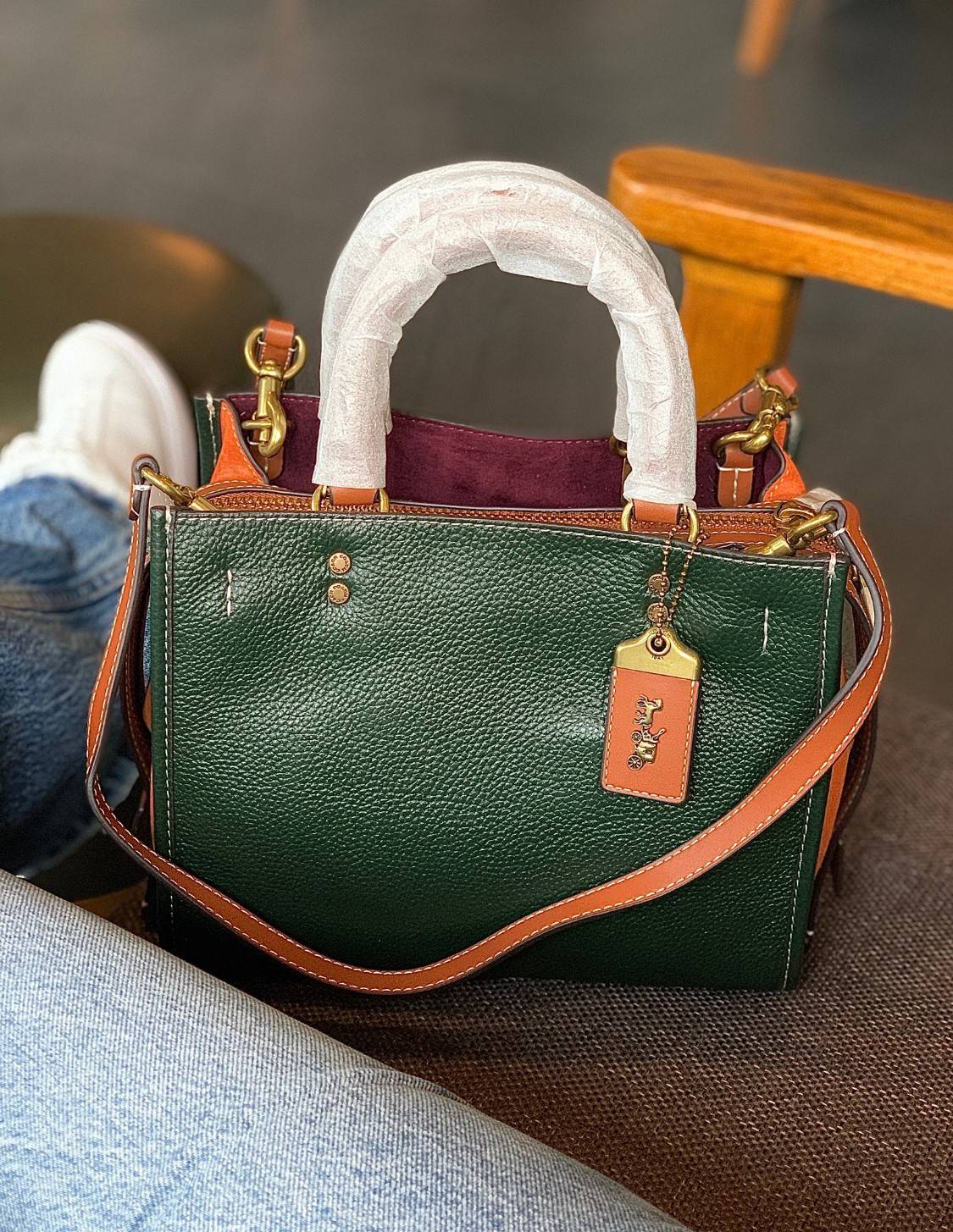 สวยตามซุปตาร์ตัวแม่กันเลยจร้า! COACH ROGUE 25 IN COLORBLOCK((C5575)) 📣พร้อมส่งที่ไทย บอกเลยหลงรักในคุณภาพของหนังแน่นอน! สวยไปกับงานคุณภาพ กระเป๋าหิ้ว//สะพายไหล่//สะพายข้างได้ ทำจากหนังชั้นดีที่สุด จะมีความนิ่มและพองตัวได้สวยงาม ตัดขอบหนังกลับด้านข