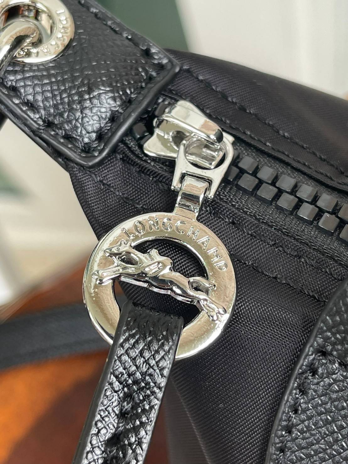 LONGCHAMP LE PLIAGE NÉO TOP HANDLE BAG XS คอลเลคชั่นสุดพิเศษจากลองฌอมป์ มีดีไซน์ที่เรียบหรูและคลาสสิก แฝงด้วยลูกเล่นแบบเฟมินีน แถมยังมีน้ำหนักเบาอย่างไม่น่าเชื่อ มาพร้อมกับหูจับกระเป๋าคู่และฝาปิดแบบกระดุม กระเป๋าถือใบนี้สามารถใช้ถือแบบทั่วไป มีสายสะพายถอด