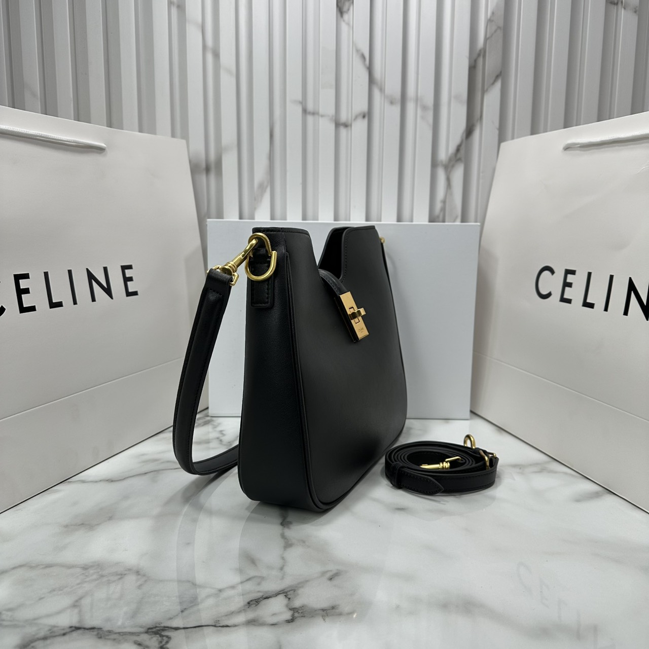 ORI หนังแท้ | CELINE SMALL CAMILLE 16 SOFT BAG IN SMOOTH LEATHER กระเป๋าสะพายรุ่นใหม่ล่าสุดของไลน์ 16 soft รูปทรงแบบโฮโบที่มาพร้อมดีไซน์ที่ใช้งานได้จริง หรูหราและโดดเด่น ฝาพับหนังกับตัวปิดแบบ Turnlock สีทองรูปทรงคล้ายอัญมณี