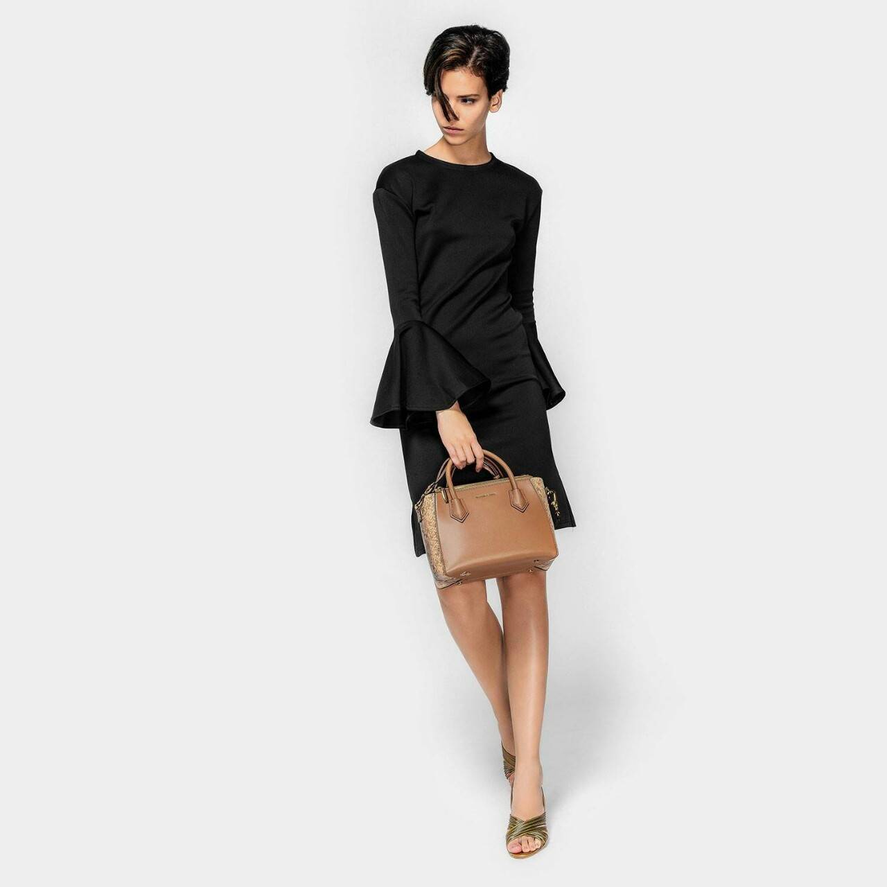 CHARLES & KEITH DOUBLE ZIP STRUCTURED BAG กระเป๋าถือหรือสะพายรุ่นใหม่ลชนช็อป ขนาดกำลังดี หนังเรียบสวยอยู่ทรงด้านหน้ามีโลโก้แบรนด์ เปิดปิดด้วยซิป ภายในกว้างจุของได้เยอะ ใส่ Ipad กระเป๋าสตางค์ หนังสือ ของใช้ได้จุ มาพร้อมสายสะพายยาวถอดปรับระดับได้ได้ มีหมุดร