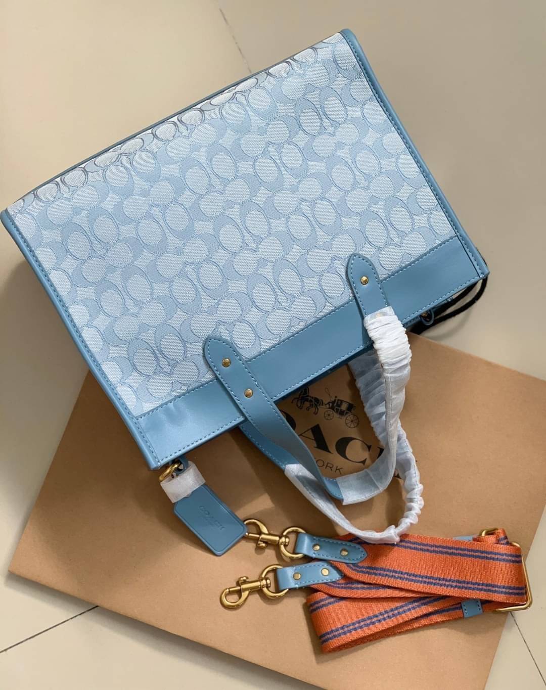 สวยๆ เคลียสต๊อค มีไม่มากจร้าา! COACH TOTE FIELD JACQUARD BAG ((C3282)) กระเป๋าหิ้ว//สะพายข้าง JacquardลายC+หนังแท้ สวยงามลงตัวมากๆค่ะ ปากกระเป๋าเปิดปิดแบบกระดุมแม่เหล็ก ภายในกว้าง สาวๆทีาสัมภาระเยอะบอกเลยเหมาะมากค่ะ