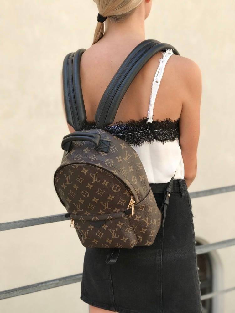 LV Backpack Size Small | สายสะพายเล็ก ถอดได้ LV palm springs New in!! เข้าแล้วกับไอเท็มยอดฮิต หรูหราพร้อม box set สุดสวย ที่สุดของความคุ้มค่า LV palm springs กระเป๋าแบ็คแพ็ค มาให้เลือก 2 ไซส์ ขายดี วัสดุหนังแคนวาสคุณภาพดี มีช่องซิปแบ่งสัดส่วน ใบเล็กสายวะพ
