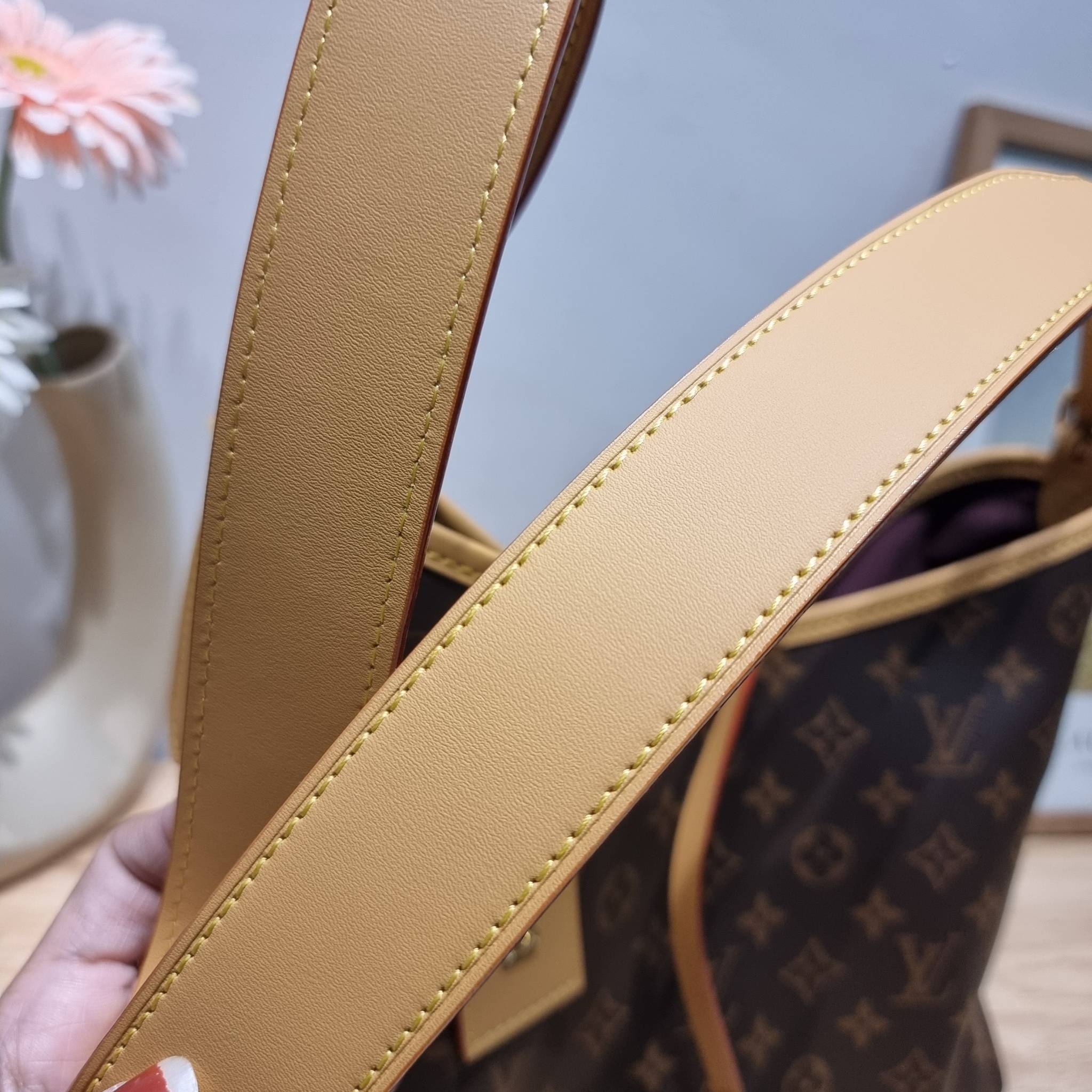 LV CARRYALL PM รุ่นลิมิเต็ดที่สาวๆตามหา กระเป๋าสะพายไหล่ทรงสวย ดีไซน์เรียบง่ายคลาสสิค หรู ดูผู้ดี รูปทรงใช้งานง่าย มาพร้อมใบลูก ไว้เก็บของจุกจิก วัสดุหนังแคนวาส ปากกระเป๋ามีสายหนังผูกกันของหล่นได้และยังมีกระดุมแม่เหล็กอีกด้วย สายสะพายถอดปรับได้ ภายในโล่งก
