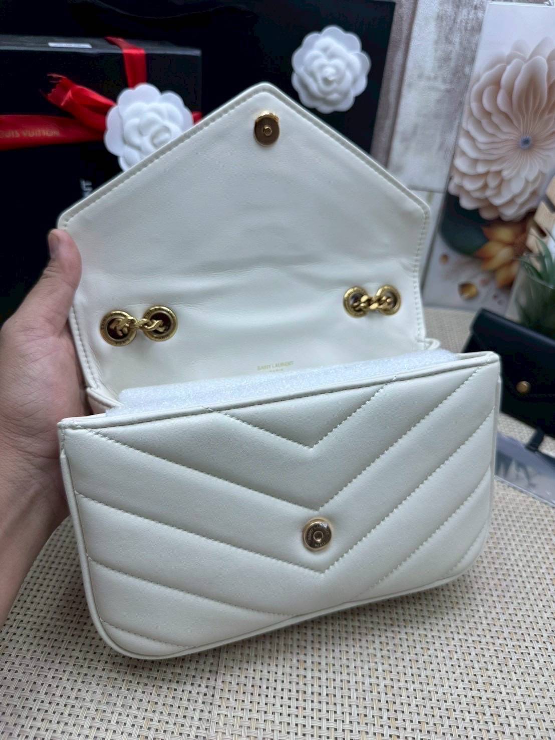 ORI หนังแท้ | YSL LOULOU small in MATELASSÉ กระเป๋าสะพายสายโซ่าีทองหรูหรา งานหนังแท้เนื้อนุ่มตะเข็บเย็บลายเชฟรอนสวยหรูโดดเด่นเป็นเอกลักษณ์ 🤍 เกรดออริจินอล หนังแท้