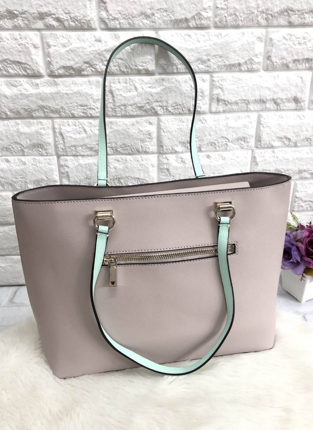 New GUESS WOMEN’S TOTE BAG 2018 พร้อมส่งรุ่นหายาก กระเป๋าถือทรง tote ลายหนัง safiano ด้านหน้าห้อยกระเป๋าใบเล็กดูหรูมากค่ะ สามารถถอดแยกมาใช้ได้ เปิดปิดกระเป๋าแบบกระดุมแม่เหล็ก ภายในโล่งกว้าง ใส่ของจุ มีช่องซิปและช่องเล็กใส่ของจุกจิกด้านหลังมีช่องซิปยาวหนึ่