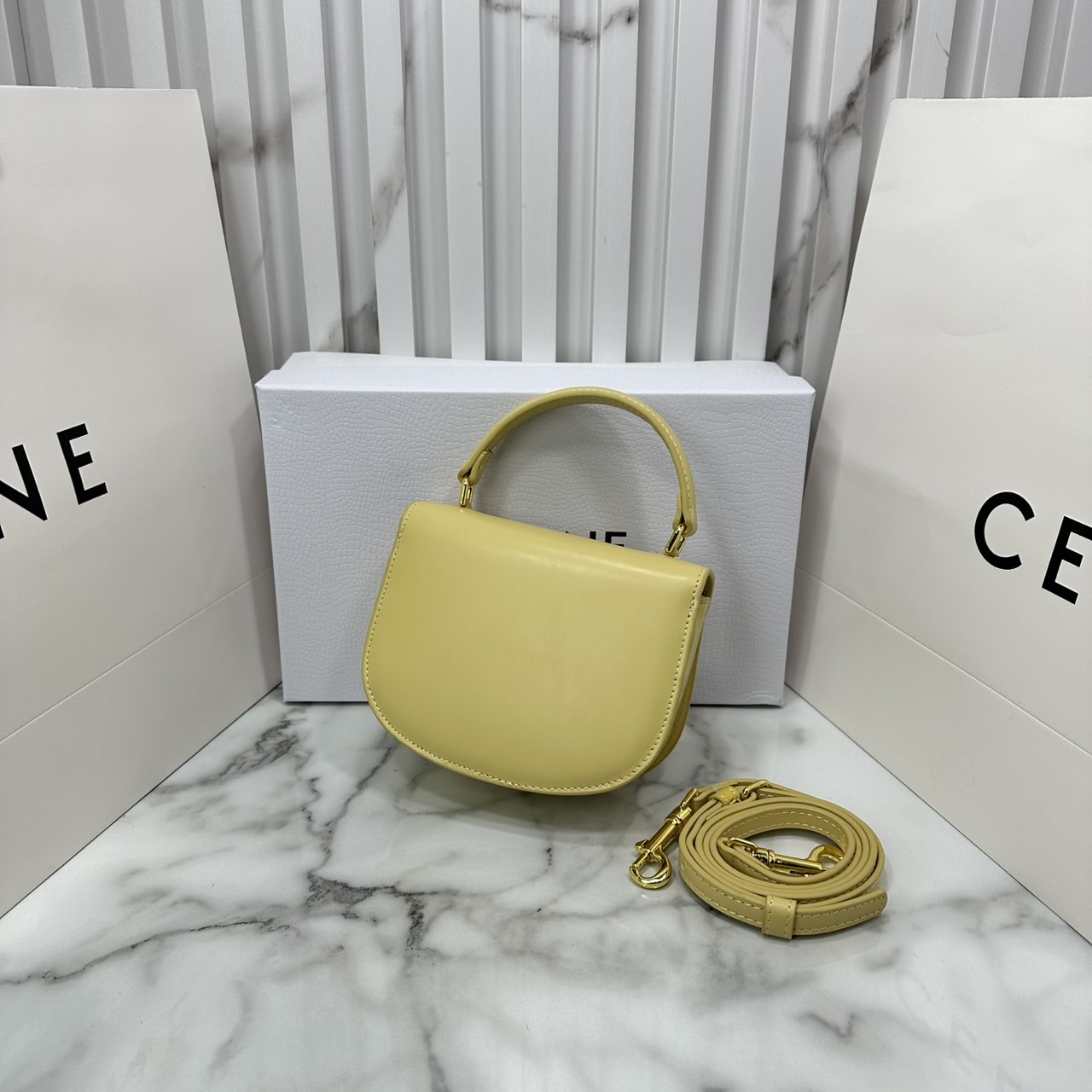 ORI หนังแท้ | CELINE MINI BESACE CLEA IN SHINY and leather กระเป๋าสะพายพร้อมหูจับ ไซส์มินิ แต่งโลโก้สีทองหรูหรา สวยโดดเด่น สามารถถือ สะพายไหล่ และสะพายข้างได้