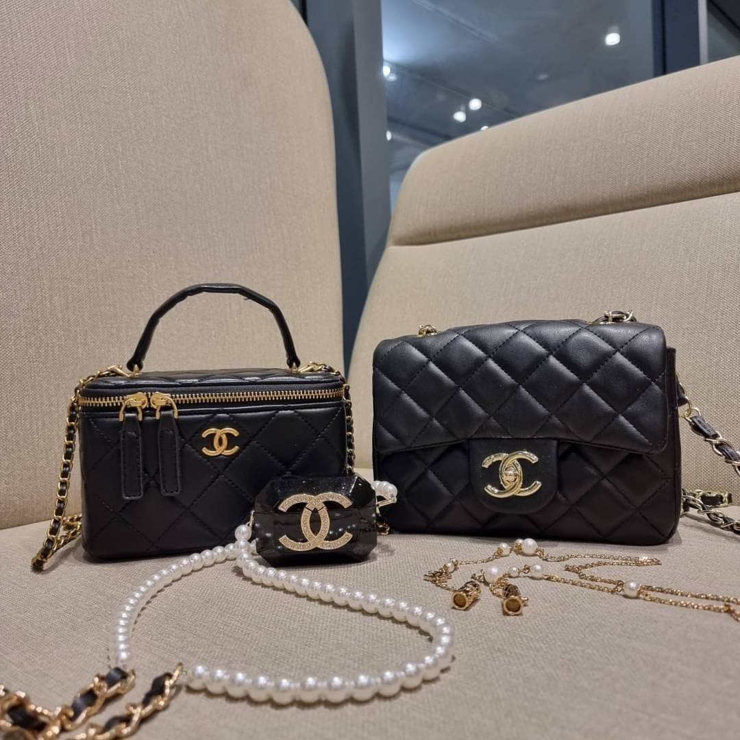 VIP 🥂 เซ็ทคือที่สุดของความคุ้ม EXCLUSIVE MIX ITEM!! CHANEL GIFT BOX SET กลับมาอีกครั้งกับไอเท็มสุดหรูชวนให้สะสม สุดยอดของรุ่นยอดฮิตพร้อมเสิร์ฟครบชุด สุดคุ้ม มาพร้อมกระเป๋าสะพายถึง 2 ใบ คอลเลคชั่นของมันต้องมี ทั้งตัวคลาสสิคและ vanity และสุดยอดของหา