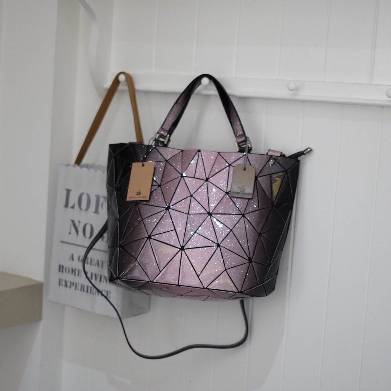 ใหม่ ล่าสุด Mix shade colors !! Tone สี Limited พิเศษที่ สวยไม่ซ้ำใคร แถมยังลาย หายาก ❤️ปรับทรงได้ 2 แบบ น่ารักมาก ค่า ( เนื่องจากสีเฟด ดังนั้นแต่ละใบลายสีอาจจะมีความแตกต่างกัน ) แต่ยังคงสวย แน่นอนค่า 👉🏻👉🏻กระเป๋า จาก