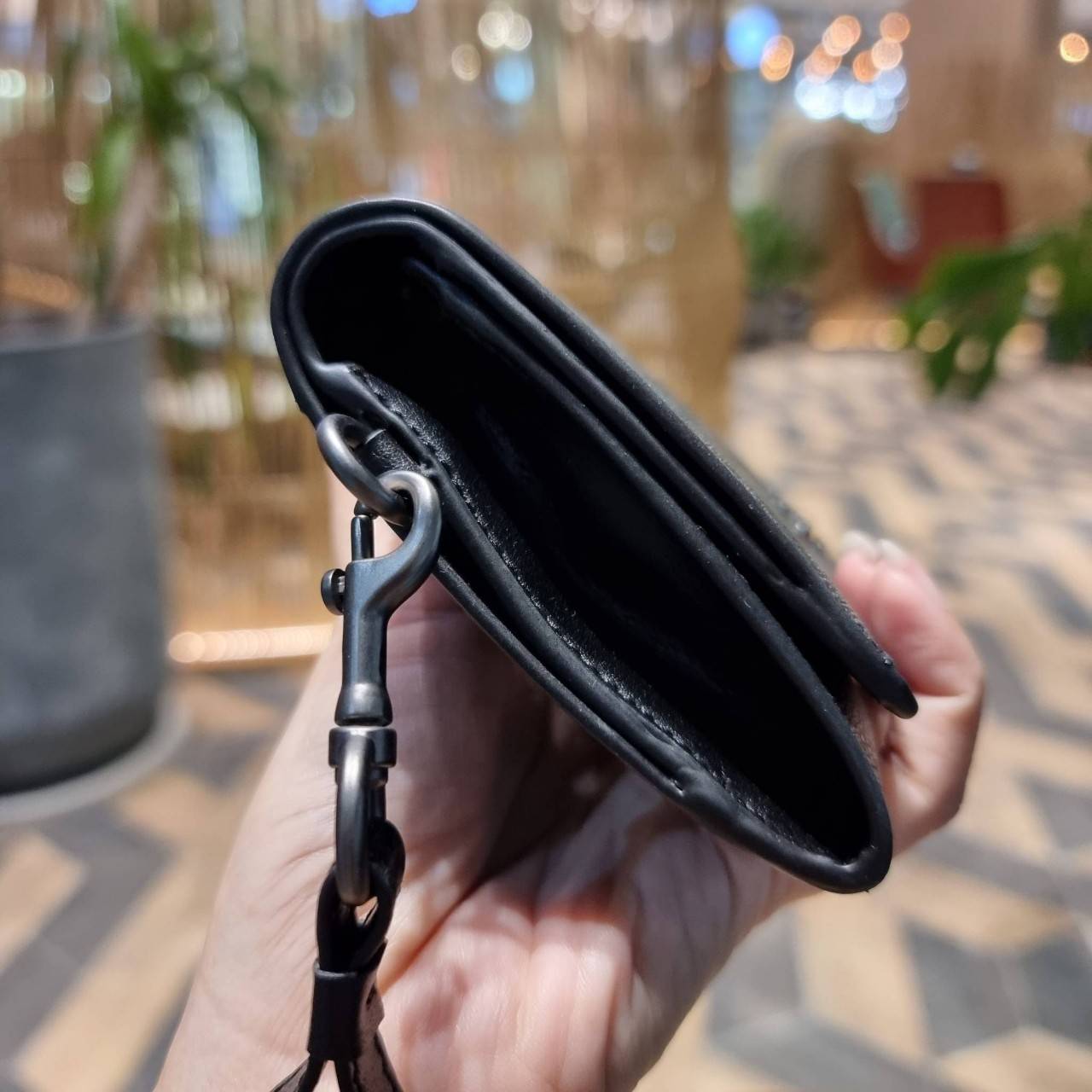 COACH F30205 FLAP PHONE WRISLET IN SIGNATURE CANVAS กระเป๋าสตางค์ 2IN1 มาอีกแล้วจ้า ความคลาสสิคที่จับต้องได้ ใช้งานได้สะดวกกว่าเดิม วัสดุหนังแคนวาสเคลือบลาย ภายในใส่ธนบัตร ใส่บัตรได้เยอะ มีช่องซิปแยก ใส่โทรศัพท์ได้ มาพร้อมสายคล้องมือ ใส่แขนไว้กันหล่นหาย ห