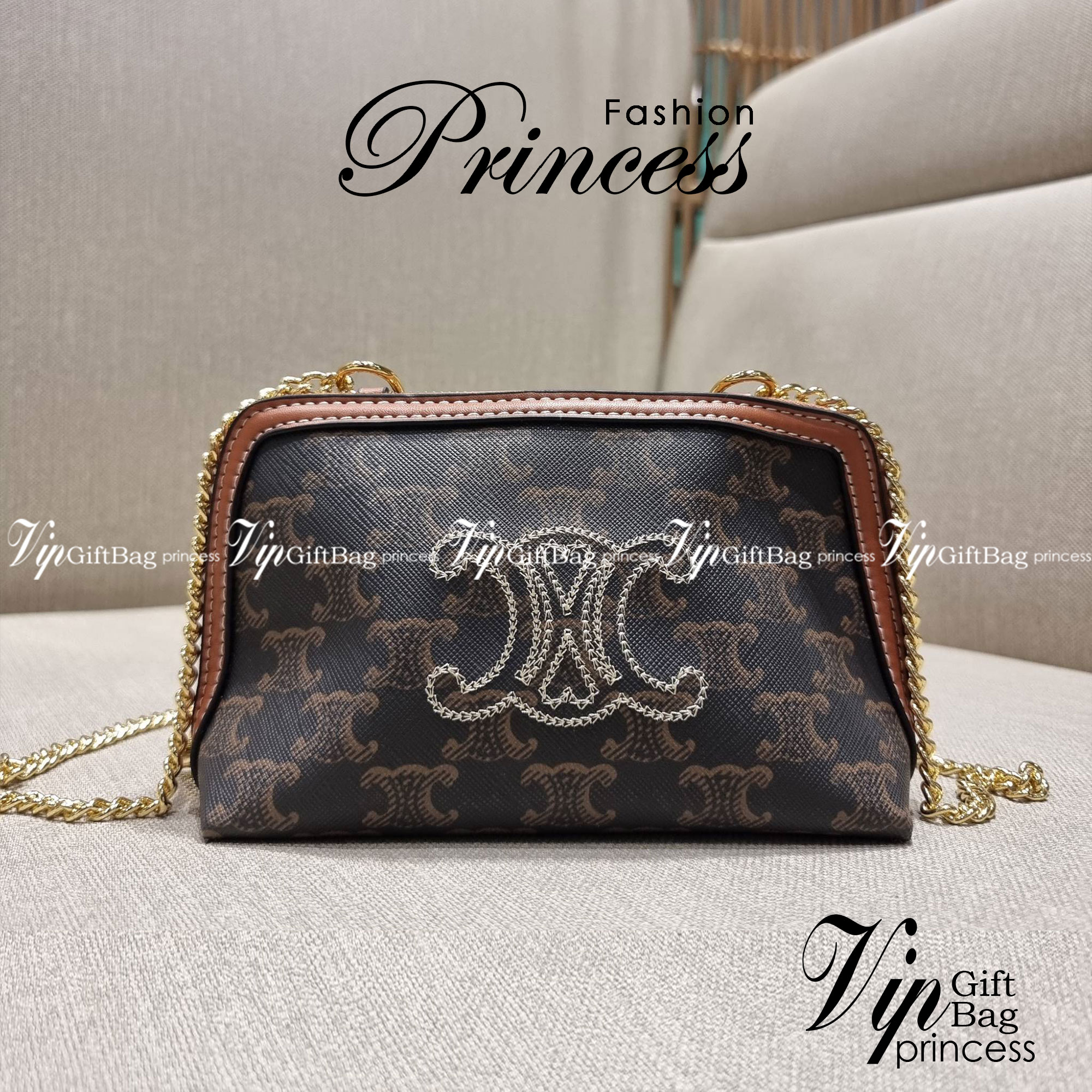 CELINE CLUTCH WITH CHAIN IN TRIOMPHE CANVAS WITH TRIOMPHE HEART EMBROIDERY กระเป๋าสะพายกึ่งคลัทช์ มินิไซส์ เอาใจสาวๆสายสะดวก!! พกพาง่าย สะพายกำลังสวย วัสดุหนังแคนวาส ดีไซน์ใหม่ โลโก้ลายปัก ดีเทลเดินด้ายรูปหัวใจ คิ้วท์ไปอี้ก!! เปิด-ปิดด้วยซิป ภายในโล่ง ใส่