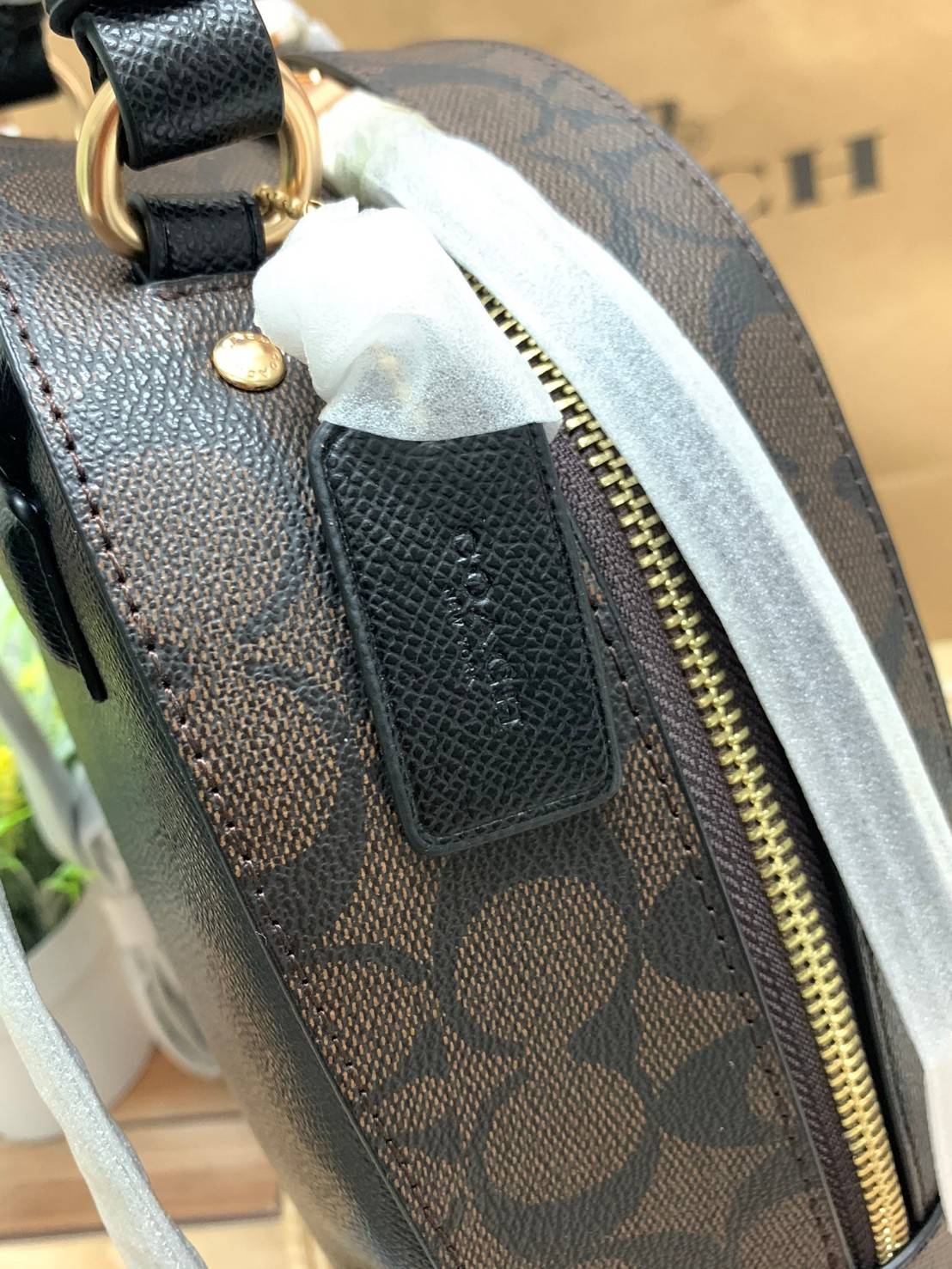 COACH JORDYN BACKPACK IN BLOCKED SIGNATURE ((76622//76624//76715)) พร้อมส่ง กระเป๋าสะพายหลังแบบมีหูหิ้ว หนังแท้ หนังนิ่มอย่างดีเลยค่า ด้านหน้ามีช่องซิปหนึ่งช่องสำหรับใส่ของจุกจิกนะคะ เปิดปิดช่องหลักแบบซิปคู่ หัวซิปมีหนังห้อยมาให้ ภายในกระเป๋าโล่งใส่สัมภาร