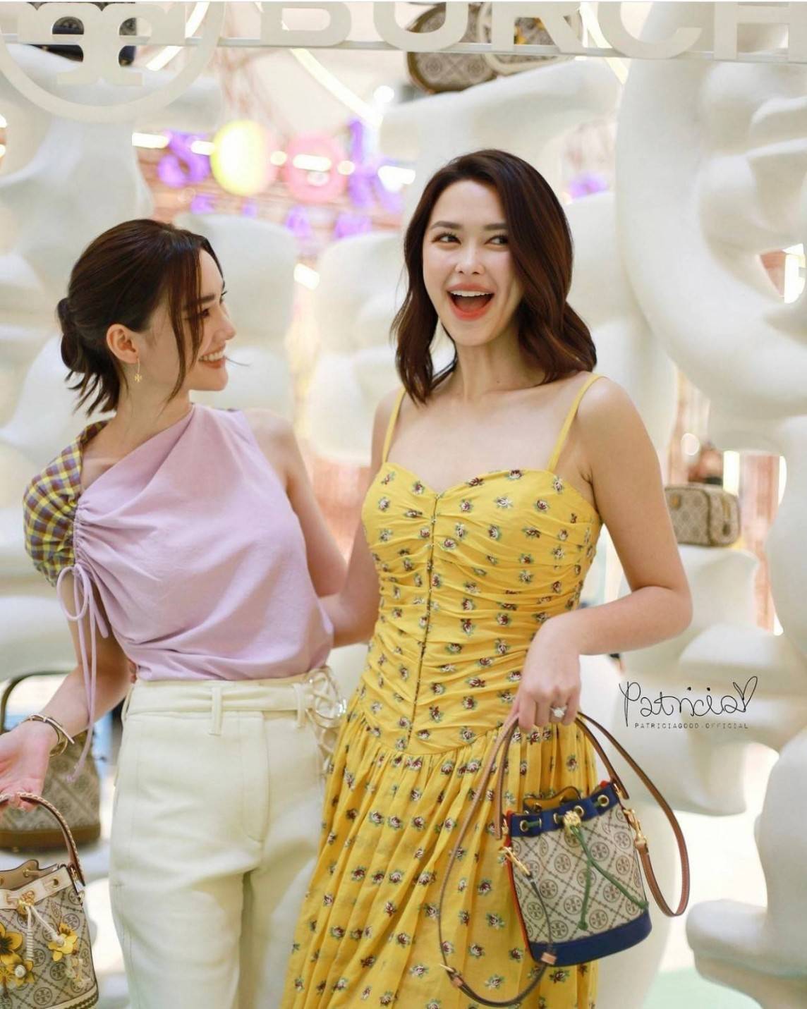 TORY BURCH T MONOGRAM COLORBlOCK JACQUARD MINI BUCKET BAG คอลเลคชั่นใหม่ล่าสุด ครอบครองก่อนใคร รุ่นบัคเก็ตทรงจีบ วัสดุ jacquard สลับหนังแท้ ตัดขอบข้างสีแดงทำให้ดูโดดเด่น หูจับหนังแท้ เปิด ปิด แบบหูรูด ภายในช่องโล่งกว้าง มาพร้อมสายสะพายข้างหนังแท้ ปรับระดั