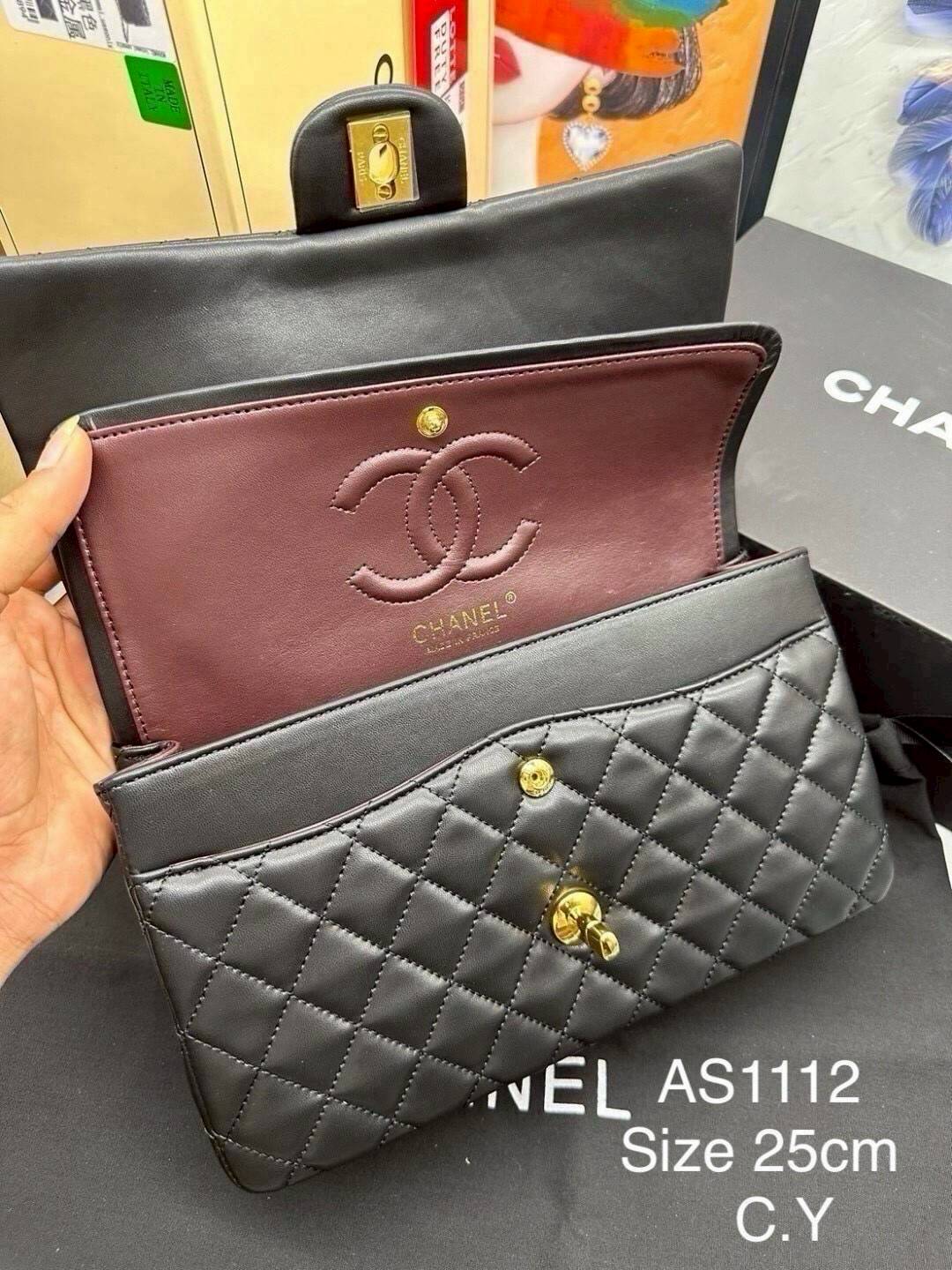 CHANEL Classic Bag 25cm สวยตัวแม่ต้องมี กระเป๋าสะพายข้างสีดำหนังเรียบ รูปทรงคลาสสิค หรูหรา เปิด-ปิดกระเป๋าด้วยตัวบิดล็อค