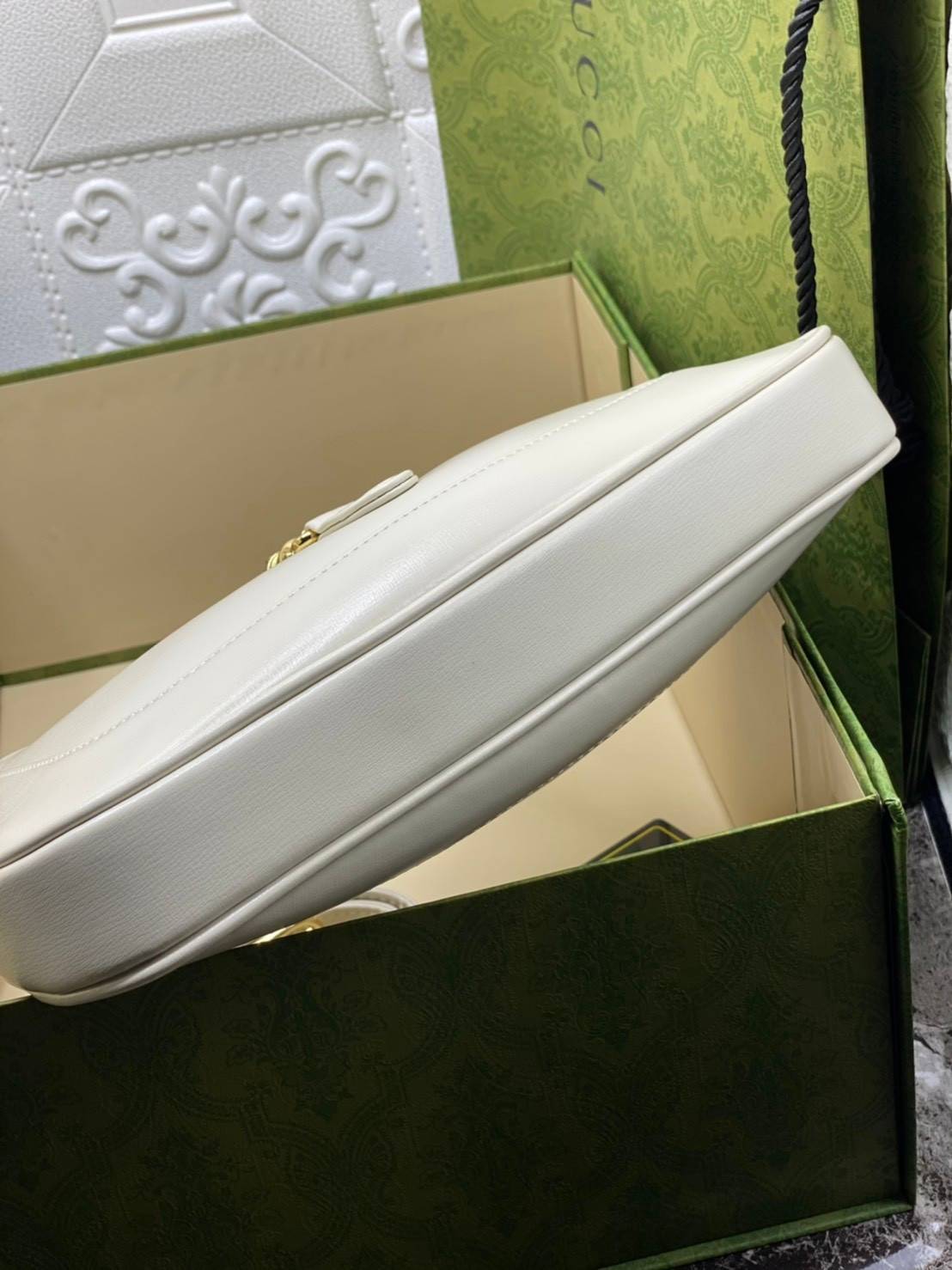 VIP GIFTbag 】หนังแท้ GUCCI Jackie 1961 mini shoulder bag กระเป่ารุ่นฮิตจาก Gucci ต้องบอกเลยว่าสำหรับสาวๆหลายคนนั้น ที่ชื่อชอบ หรือเป็นสาวกกลับแบรนด์อย่าง Gucci ต้องบอกเลยนะว่าสำหรับรุ่นนี้ห้ามพลาดไปทีเดียว บอกว่าได้เป็นตำนานควาวินเทจได้อย่างดี โดยขนาดของต