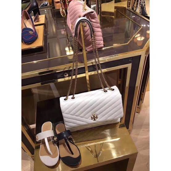 Large : Tory Burch Kira Chevron Quilted Convertible Leather Crossbody Bag เป็นกระเป๋าที่ใช้ในการออกงานสำคัญหรือวันที่มีปาร์ตี้สังสรรค์ คุณควรเลือกใช้กระเป๋าที่มีดีไซน์สะดุดตา เพราะจะช่วยยกระดับและเพิ่มเสน่ห์ให้กับตัวคุณเองมากยิ่งขึ้น หากเป็นงานทางการ เช่น