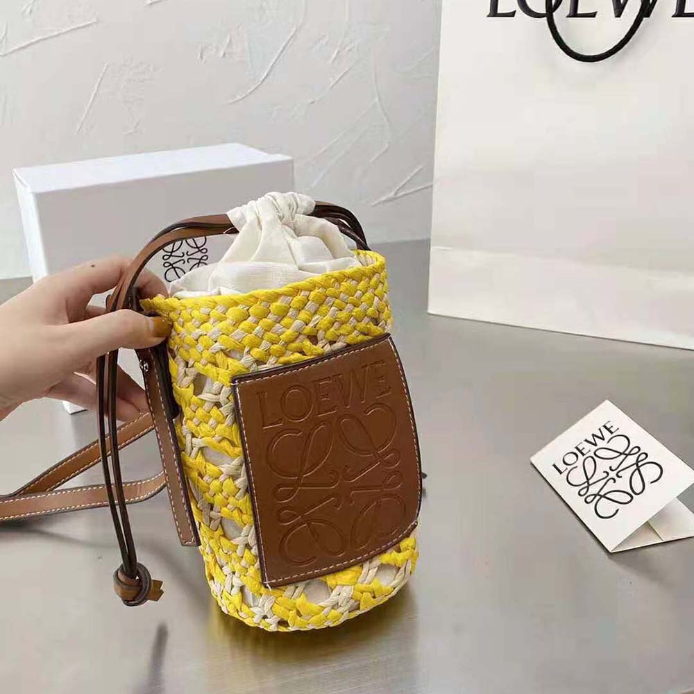 LOEWE Cylinder Pocket in iraca palm and calfskin กระเป๋าสาน สไตล์มินิมอล ไซส์มินิตะมุตะมิ น่ารักไม่ไหว แล้วคือดีต่อใจ แมทช์ง่ายใช้ได้กับทุกลุคค่ะบอกเลย