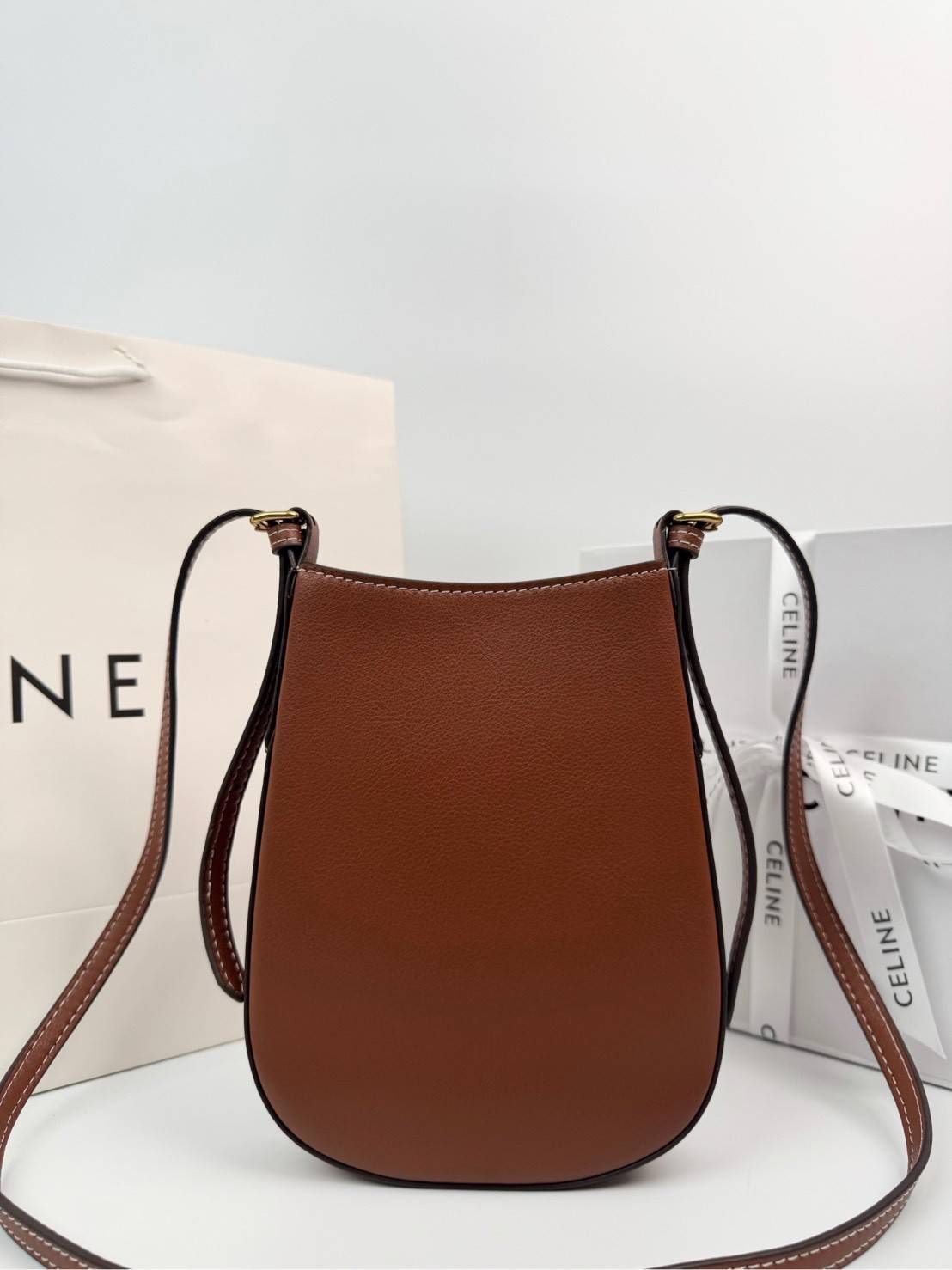 ORI หนังแท้ | CELINE PHONE POUCH HELOISE IN SUPPLE กระเป๋าใส่โทรศัพท์ เรียบหรู ด้วยลวดลาย Triompe ที่แสดงถึงความเป็นเอกลักษณ์ของแบรนด์