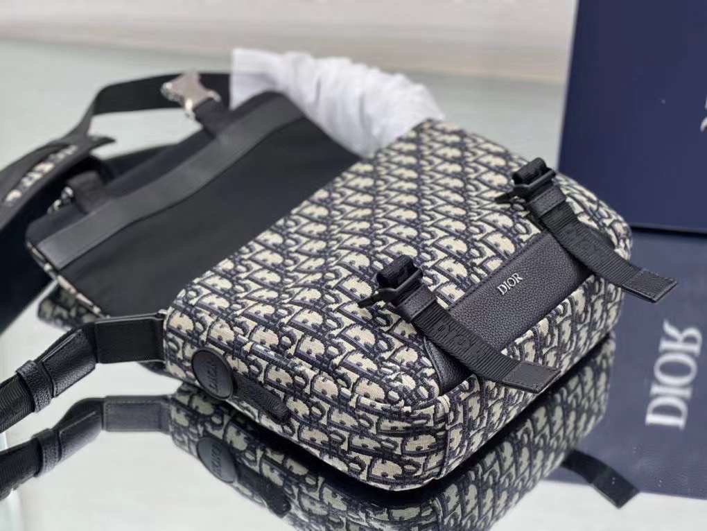 Dior Explorer Messenger Bag / Dior messenger bag / Beige and Black Dior Oblique Jacquard เกรดเทพออริจินอล หนังแท้ ภาพถ่ายจากสินค้าจริง ใช้งานต่างประเทศได้