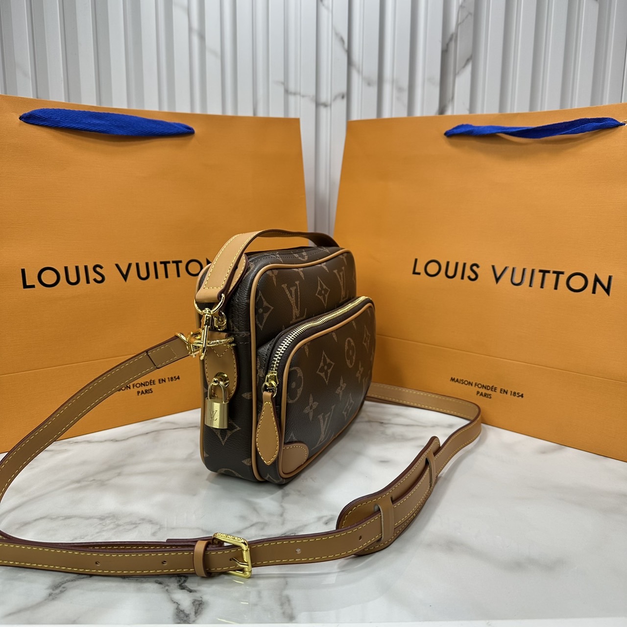 LV Nil bag Monogram Canvas กระเป๋าสะพายทรงแมสเซ็นเจอร์สไตล์วินเทจ ครอสบอดี้รุ่น Nil หรูหรา พิมพ์ลาย โมโนแกรมพาตินา VVT ช่วยขับเน้นลุควินเทจให้โดดเด่น