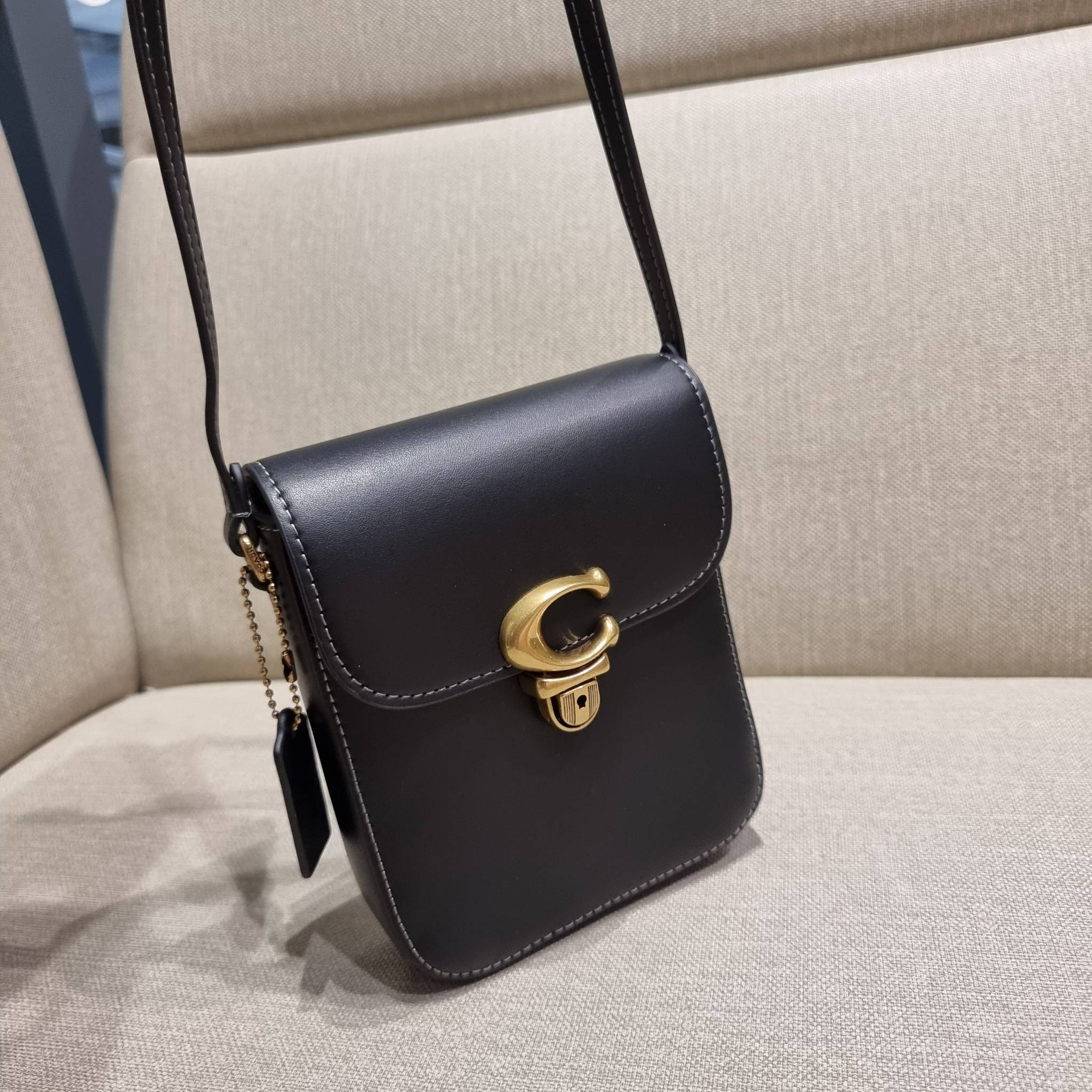 COACH CA057 TALL STUDIO CROSSBODY กระเป๋าสะพายข้างไซส์มินิ ดีไซน์ลูกคุณหนู น่ารักที่สุด!! น่าใช้ไม่อยากวาง!! ดีไซน์รูปทรงกำลังสวย ใช้งานสะดวกด้วยตัวกดเลื่อนล็อค วัสดุหนังแท้ สวยคม มาพร้อมสายสะพายข้างในตัว ใส่ของสำคัญแบบพกพาสะดวก ดีต่อใจจริงๆใบนี้ แนะนำไม่