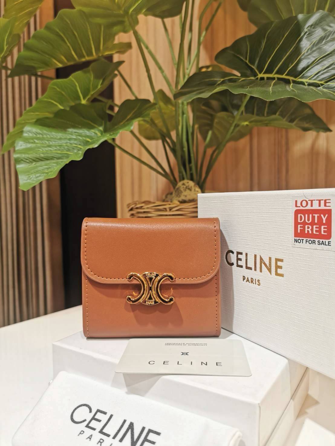 CELINE SHORT WALLET VIP กระเป๋าสตางค์ซีลีน หนังเรียบสวยอยู่ทรงมีโลโก้ด้านหน้าเปิดปิดด้วยฝาพับกระดุม ภายในมีช่องแบ่งหลายช่อง มีช่องใส่บัตรหลายช่อง ช่องใส่เหรียญ ช่องใส่ธนบัตร ใส่แบงก์พันได้เหมือนกระเป๋าสตางค์ยาวไอเท็มแนะนำ ล๊อตพิเศษ!! แถมสายโซ่สามารถสะพายไ