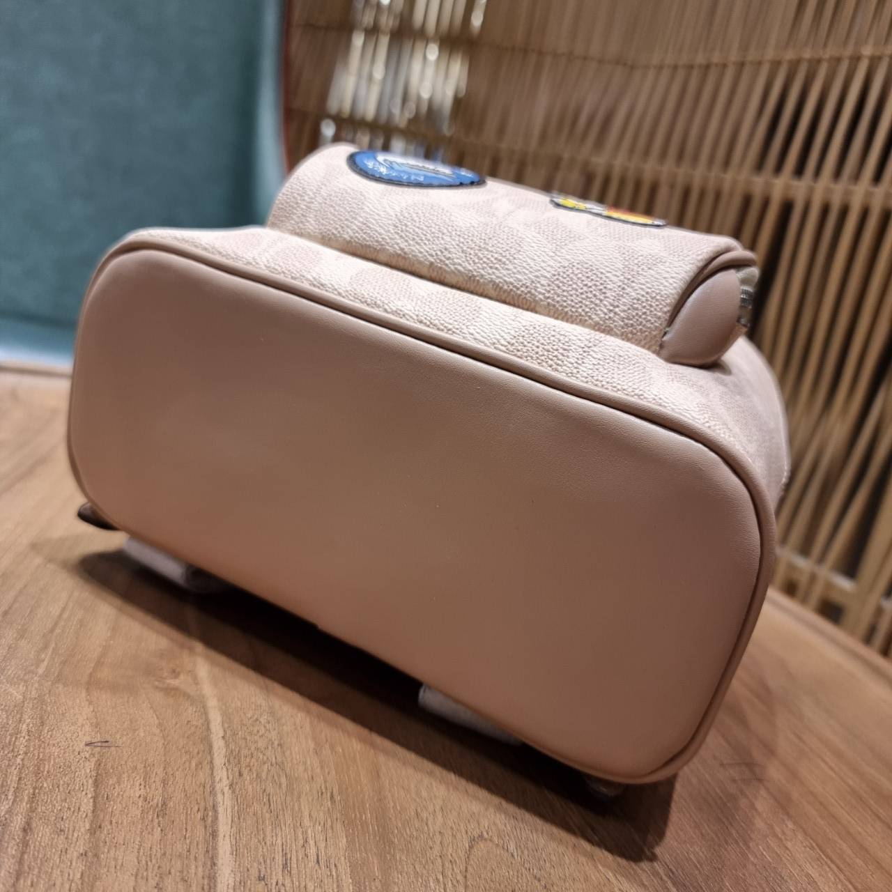 COACH 3892 DISNEY MICKEY MOUSE x COACH SIGNATURE SMALL BACKPACK เป้รุ่นลิมิเต็ดสุดหายาก!! คิ้วท์ๆ น่ารักน่าใช้มากๆ ด้วยดีไซน์ที่โดดเด่น 🎒💓 วัสดุหนังแคนวาสคุณภาพดี มีช่องซิปแยกให้หลายช่อง สายสะพายปรับได้ตามถนัด รุ่นนี้ขับผิวดีมากๆ ถ่ายรูปได